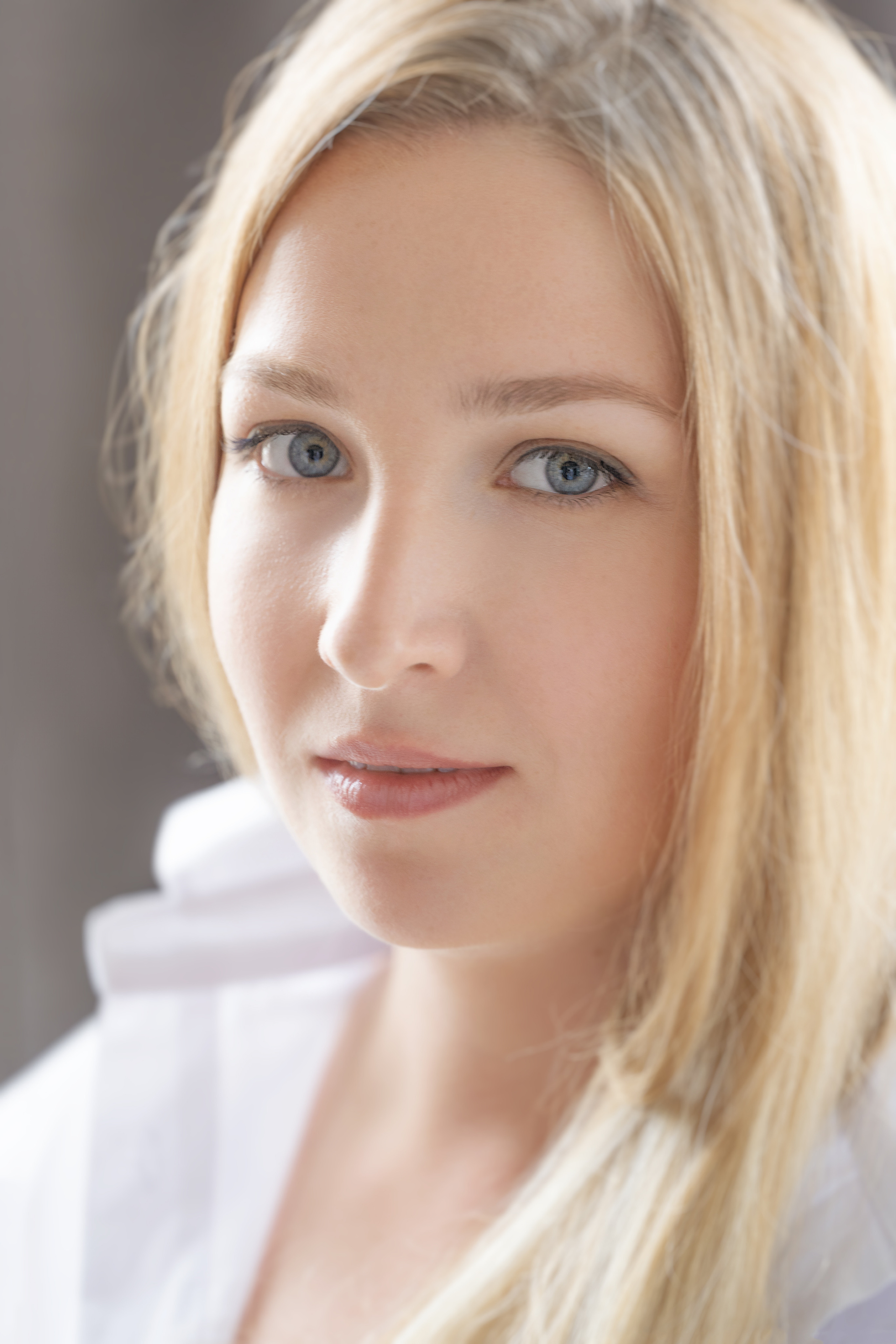 Студийная съёмка девушки перед зеркалом