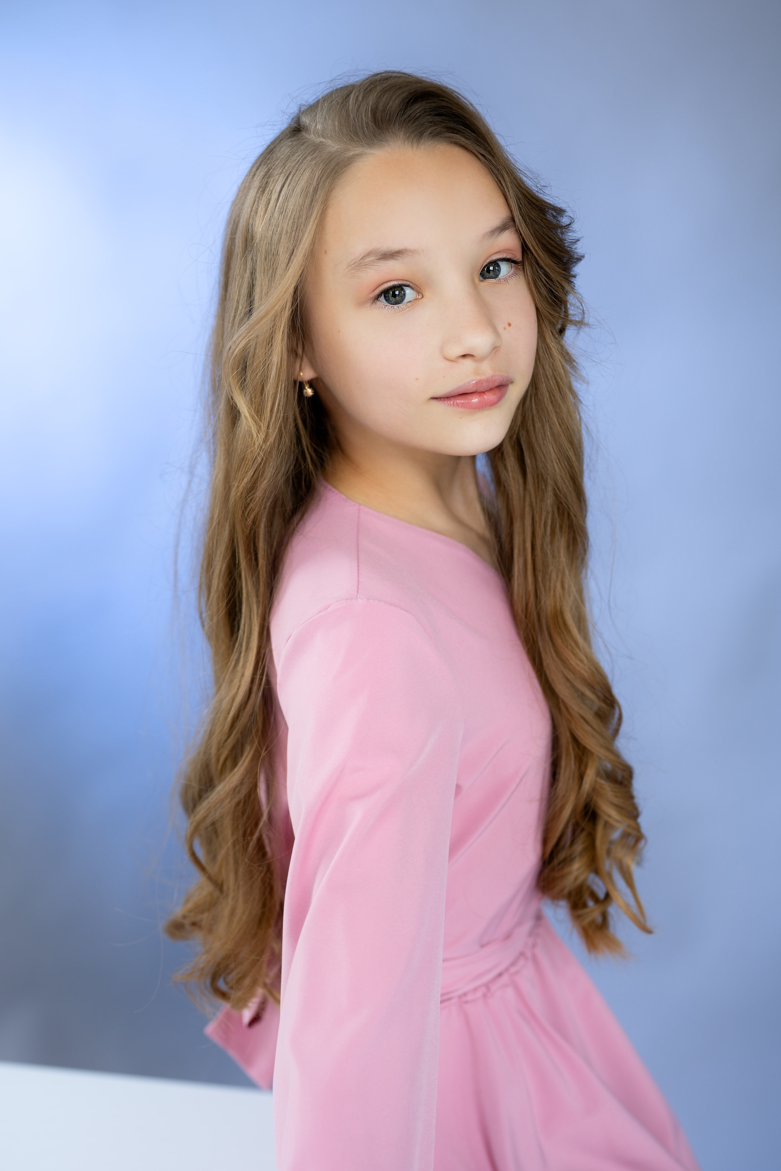 Студийная семейная съёмка мамы с дочерью в платьях