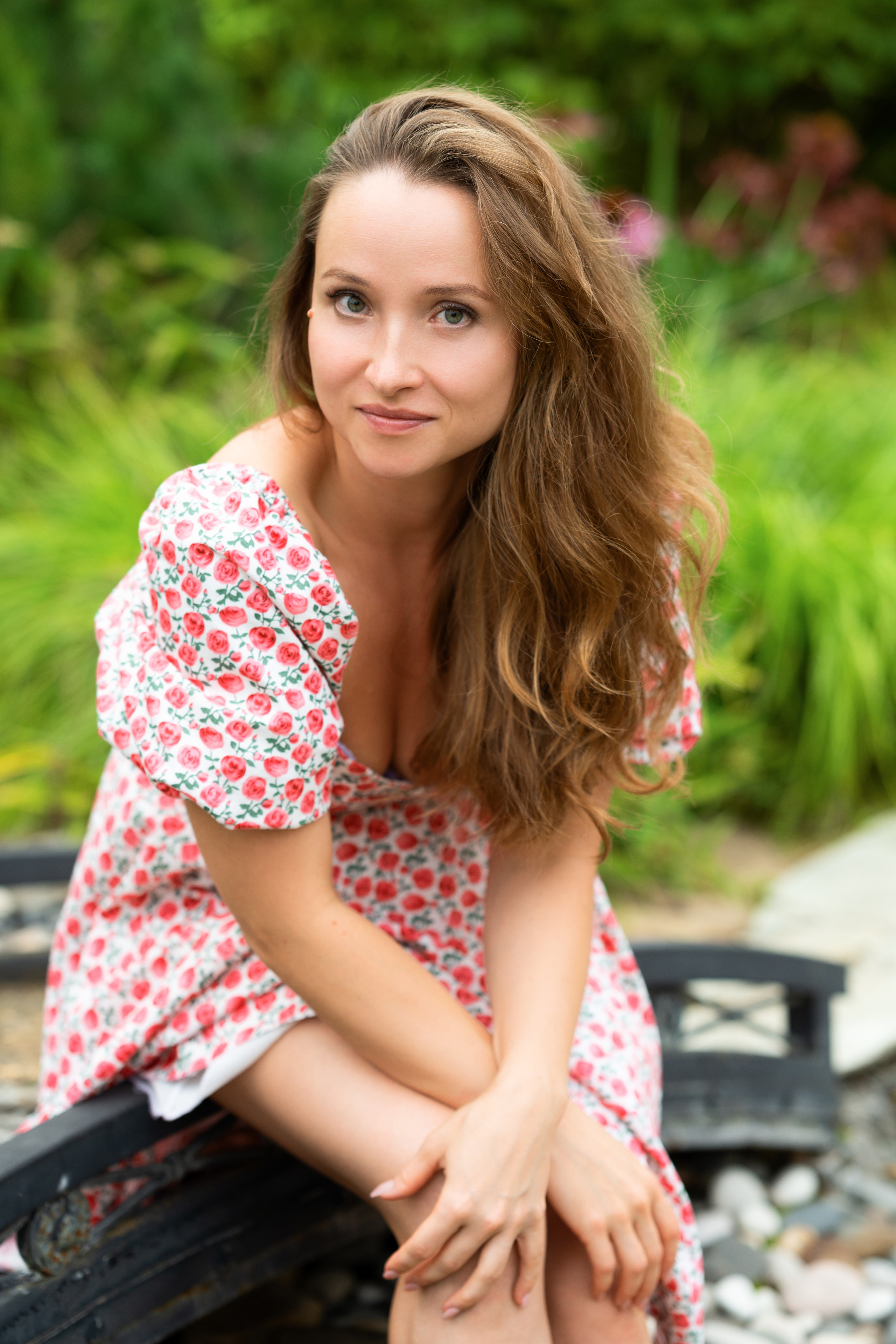 Фотосъёмка девушки на мосту в саду