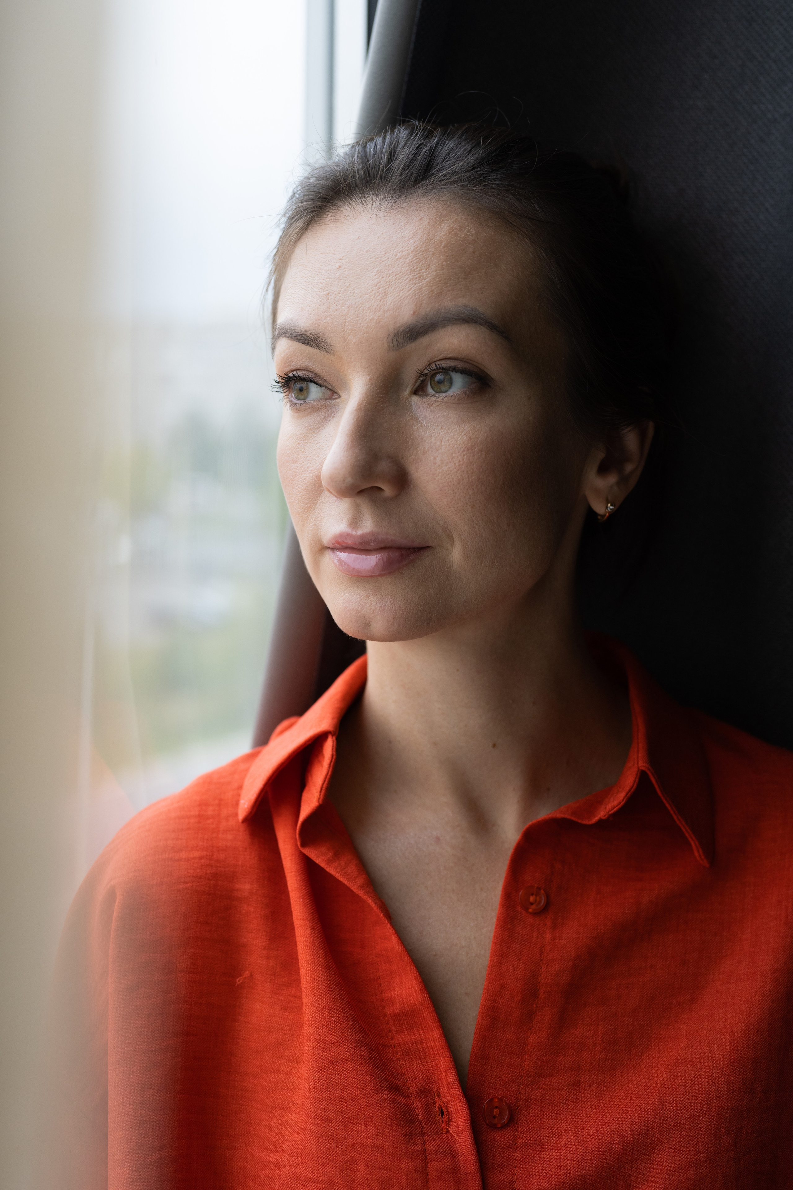 Студийная съёмка девушки у окна