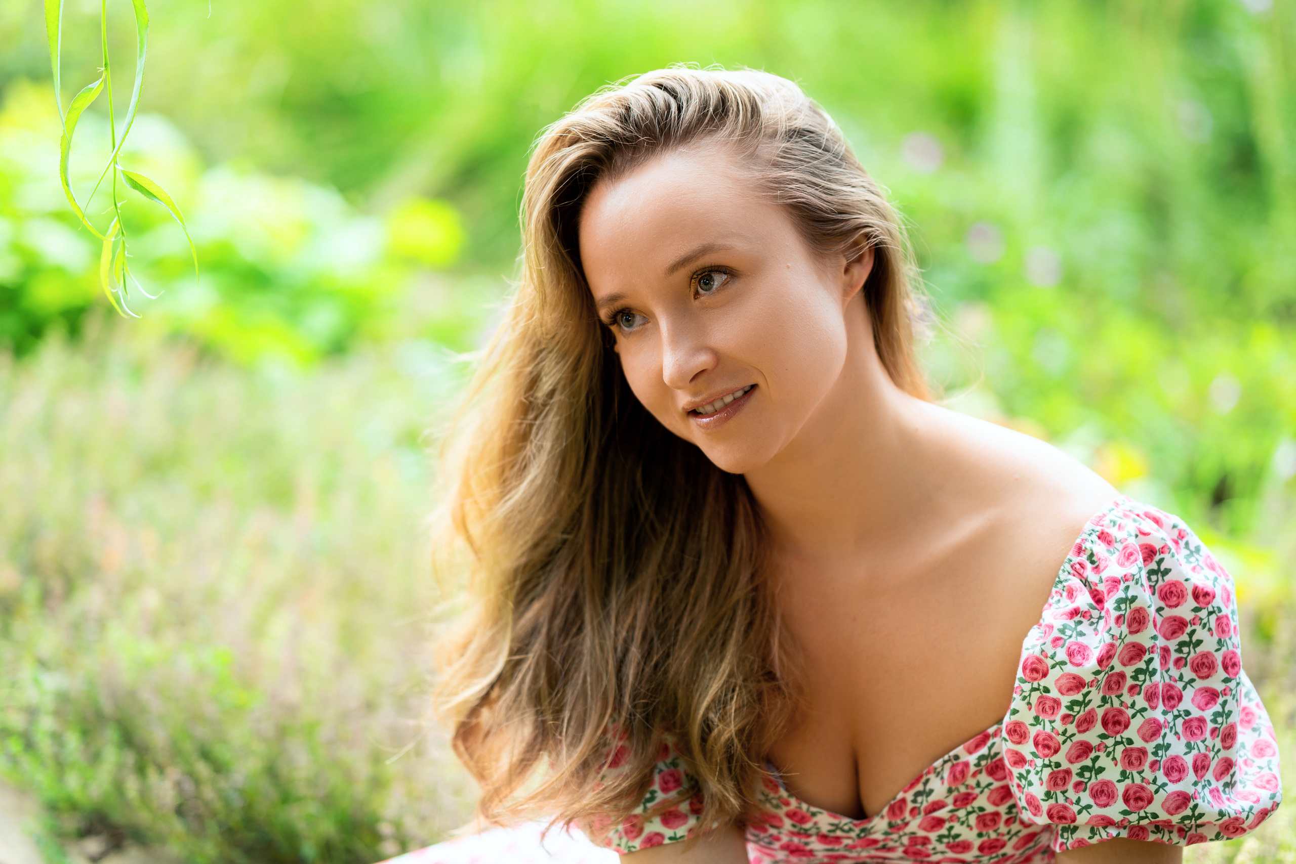 Фотосъёмка девушки на мосту в саду