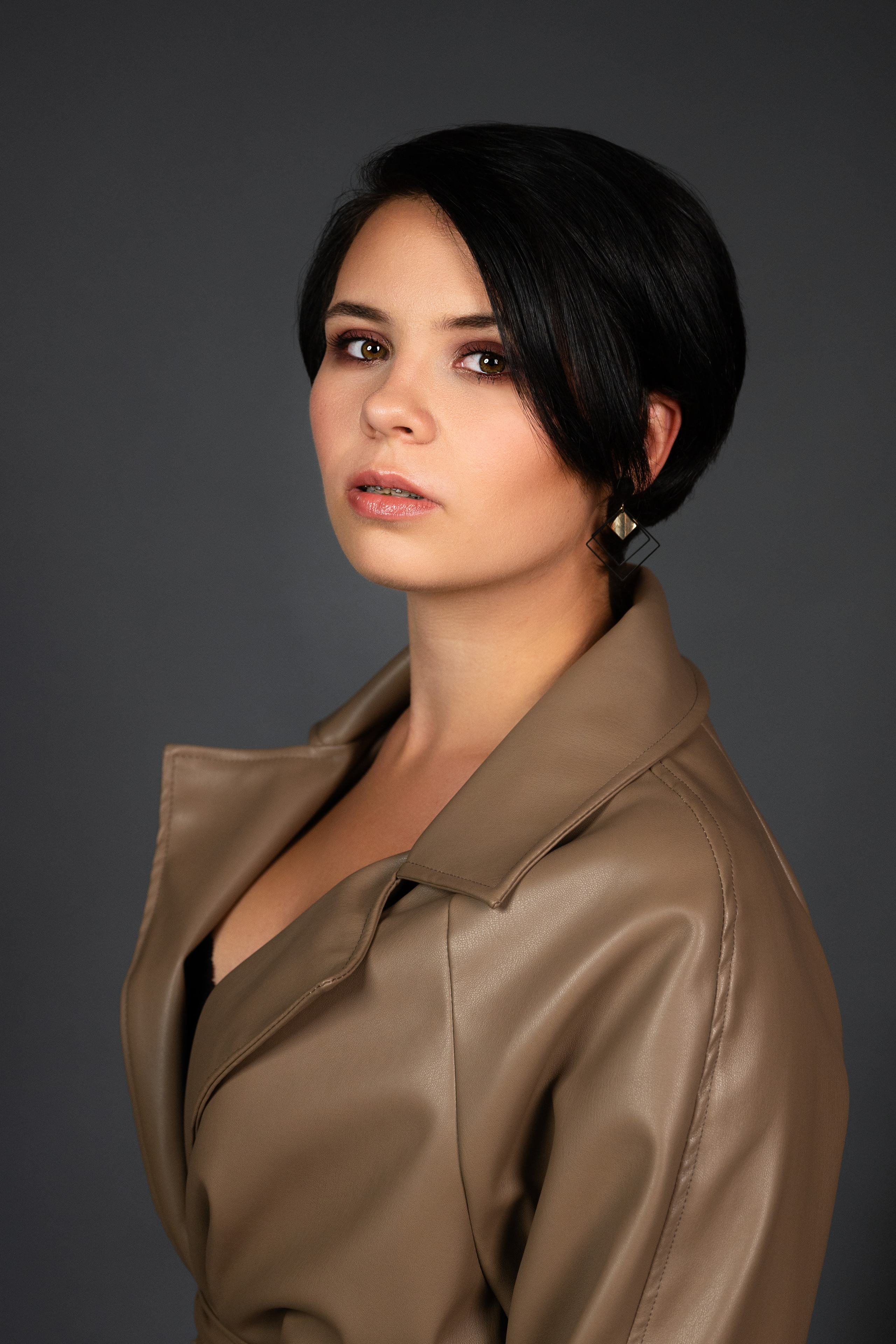 Студийная съёмка девушки в плаще