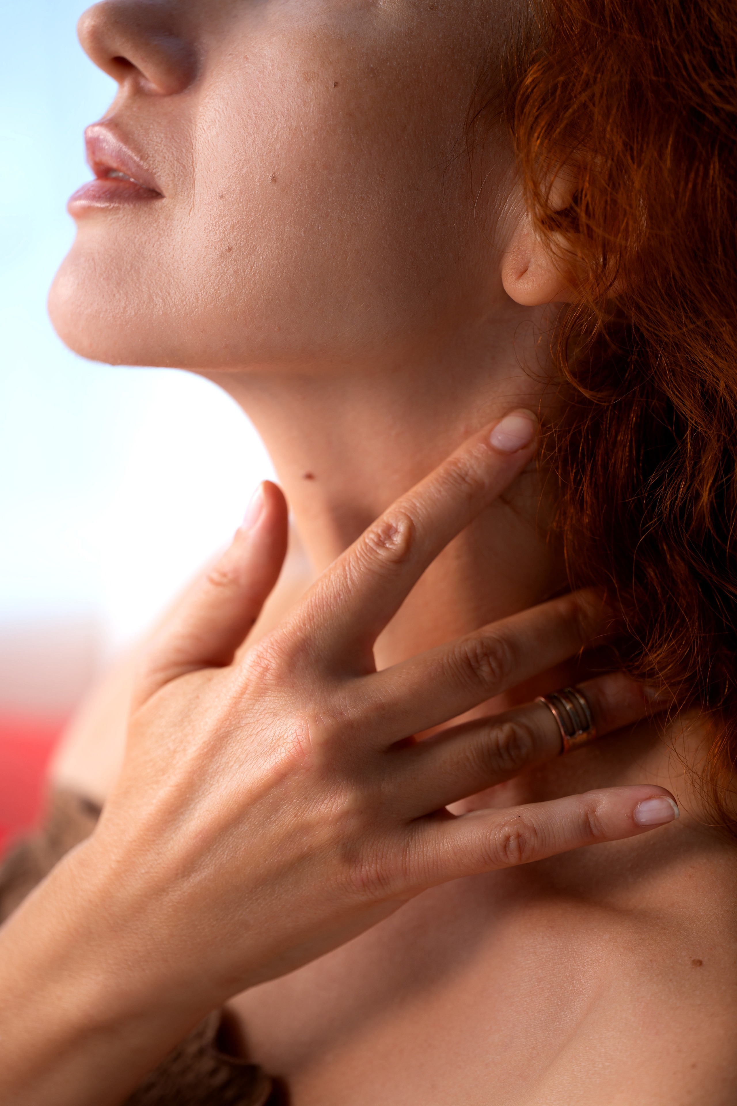 Студийная съёмка девушки в различных художественных позах