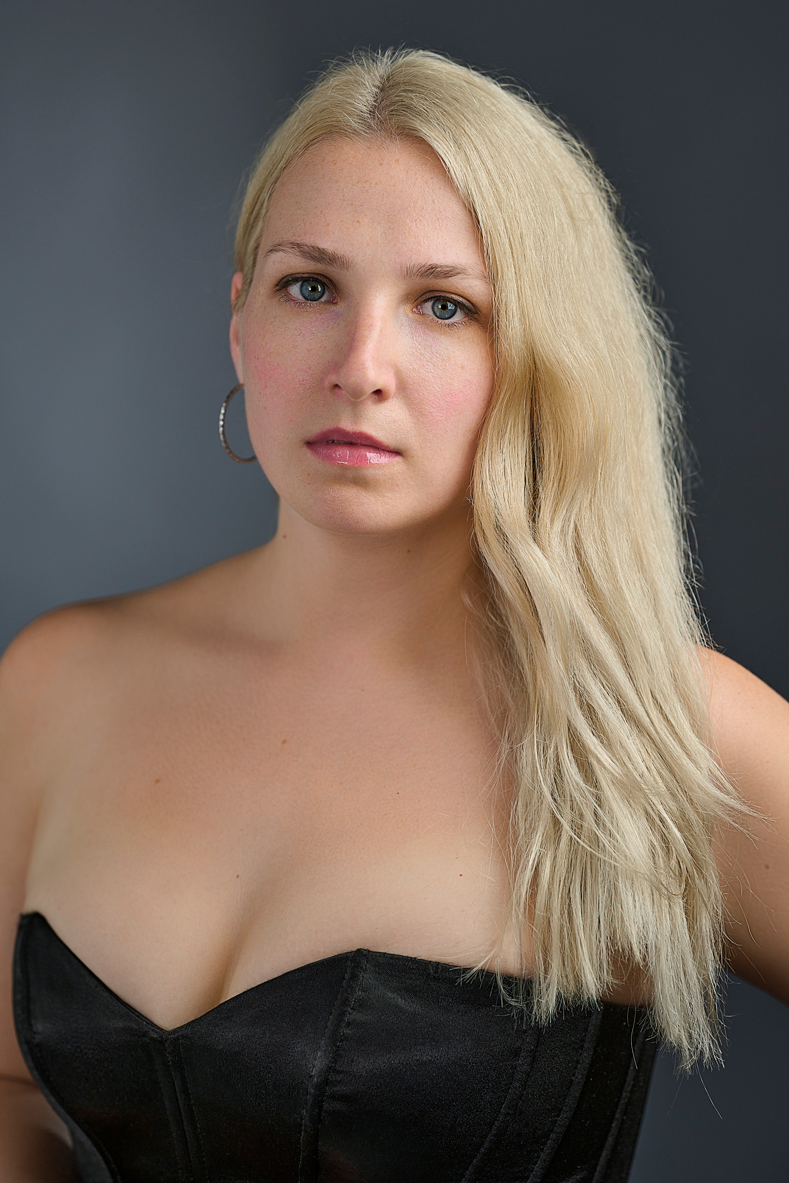 Фотосессия блондинки в чёрном корсете и куртке