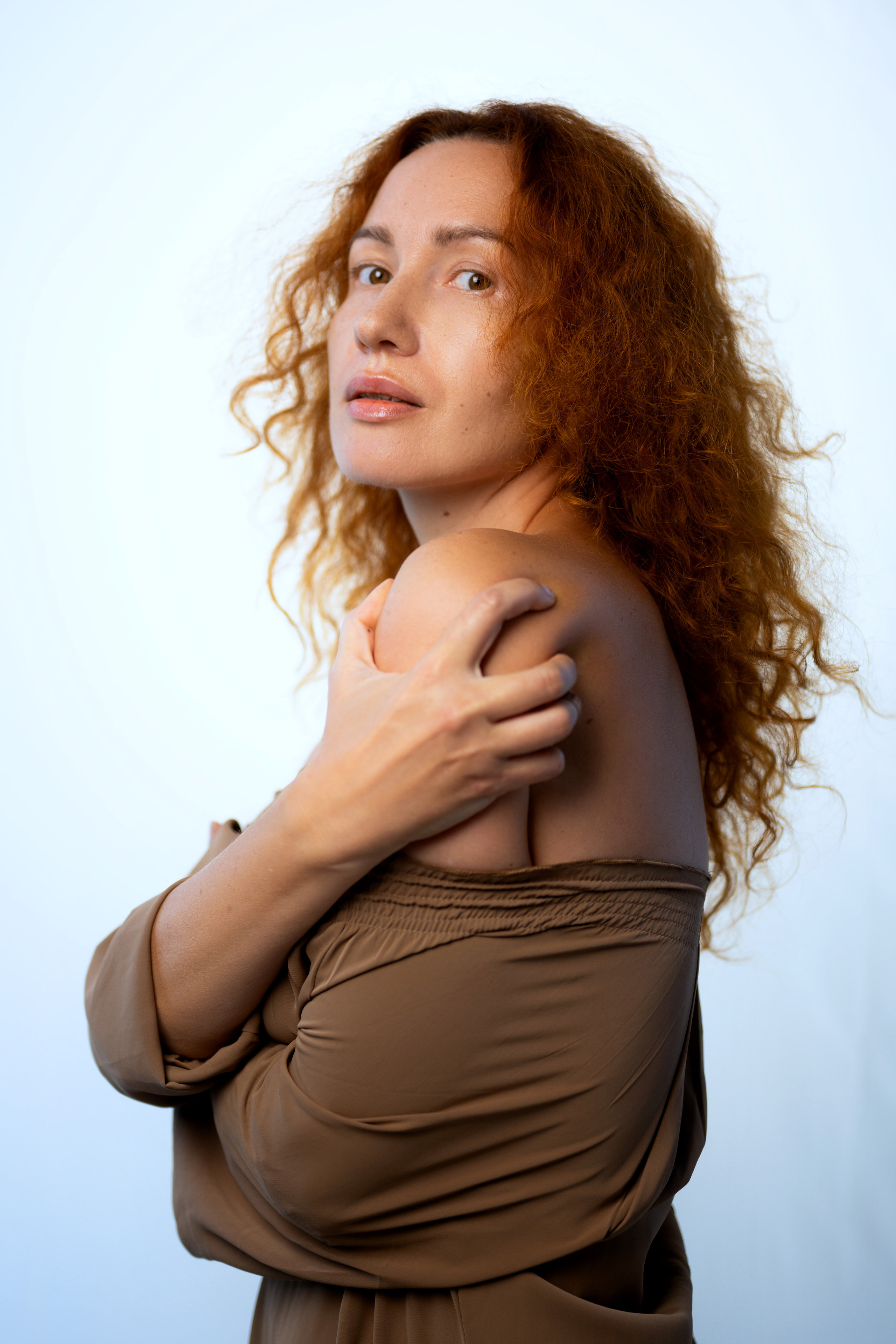 Студийная съёмка девушки в различных художественных позах