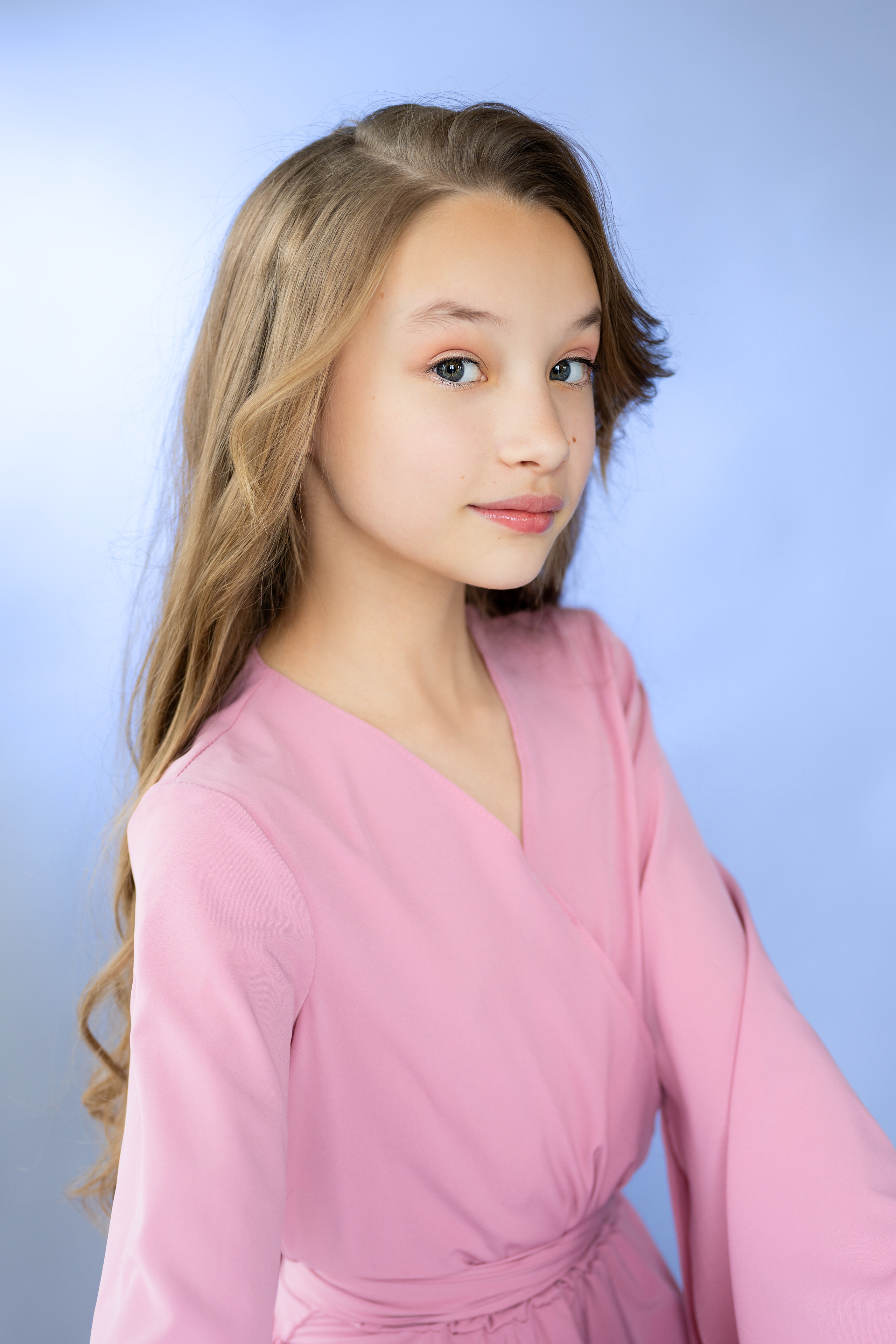 Студийная семейная съёмка мамы с дочерью в платьях