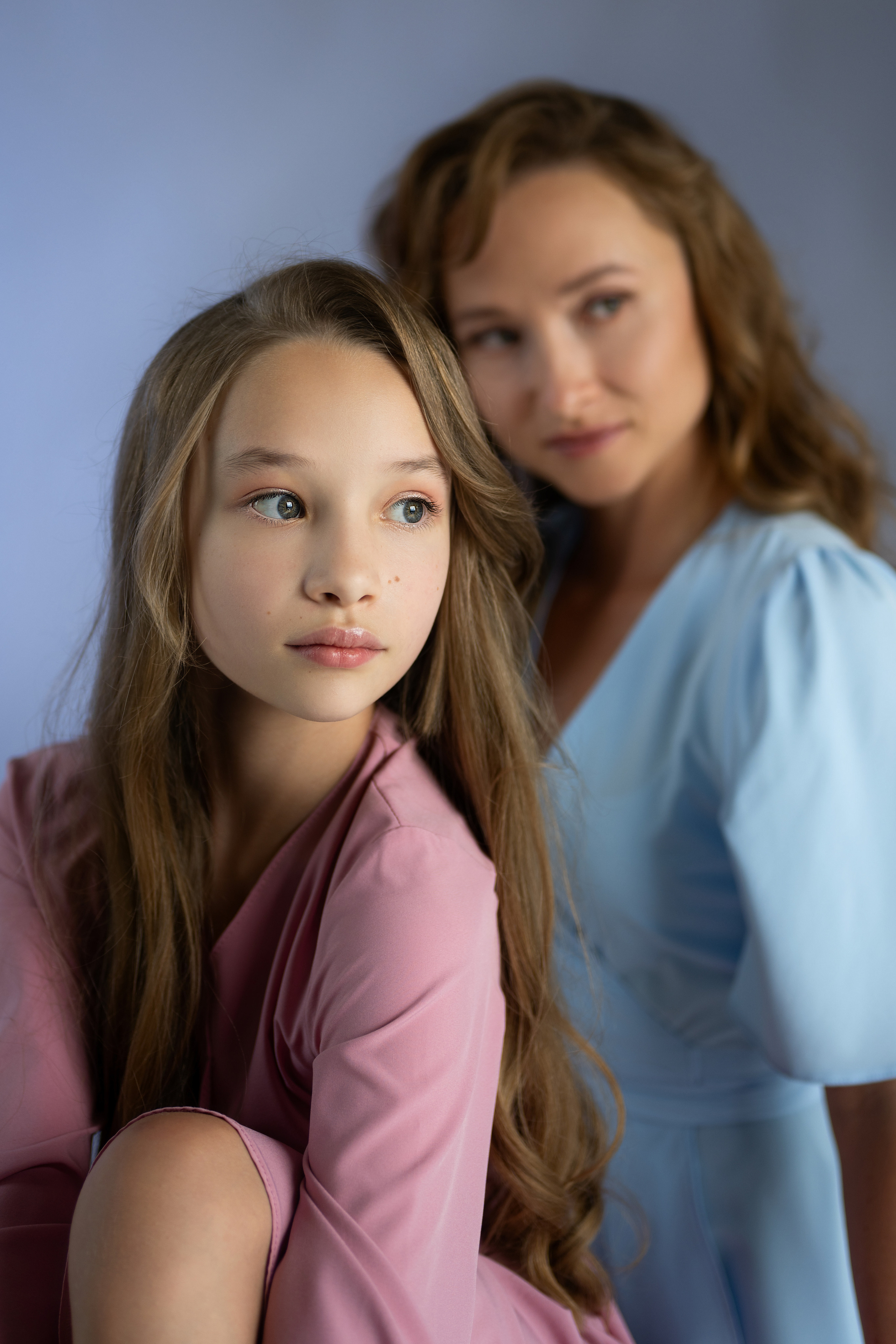 Студийная семейная съёмка мамы с дочерью в платьях