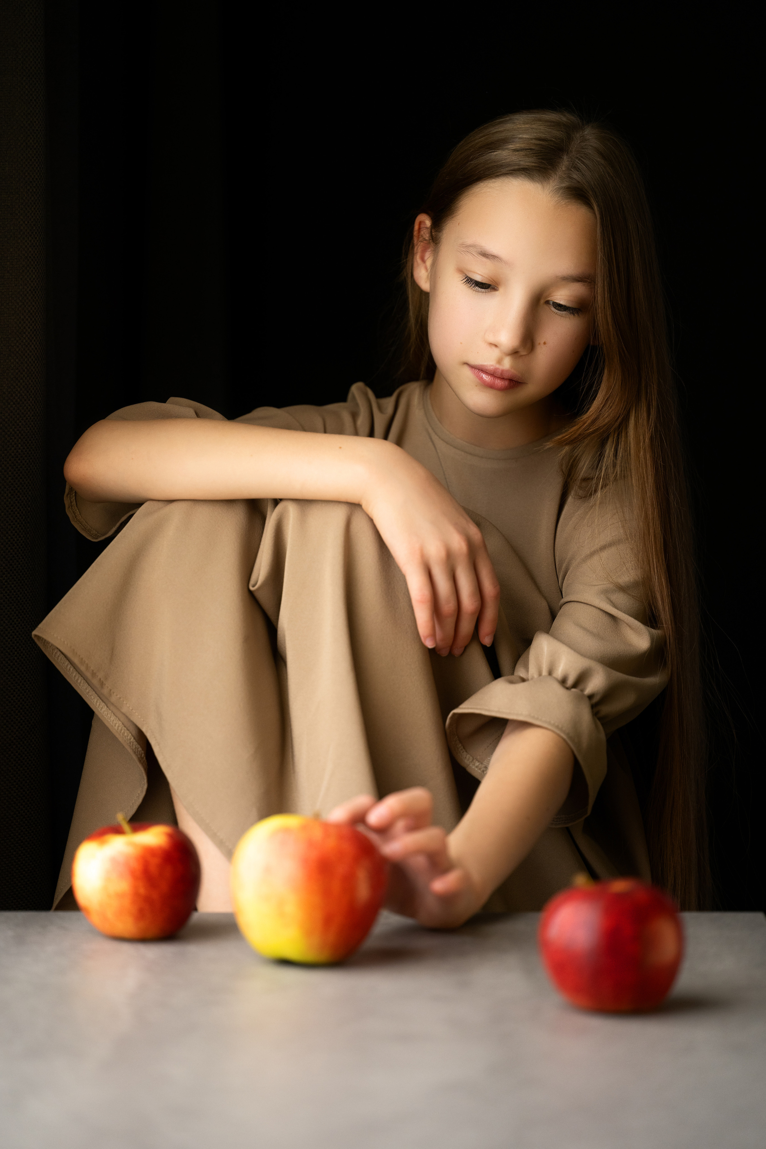 Детская фотосессия девочки с яблоками, книгой и зеркалом