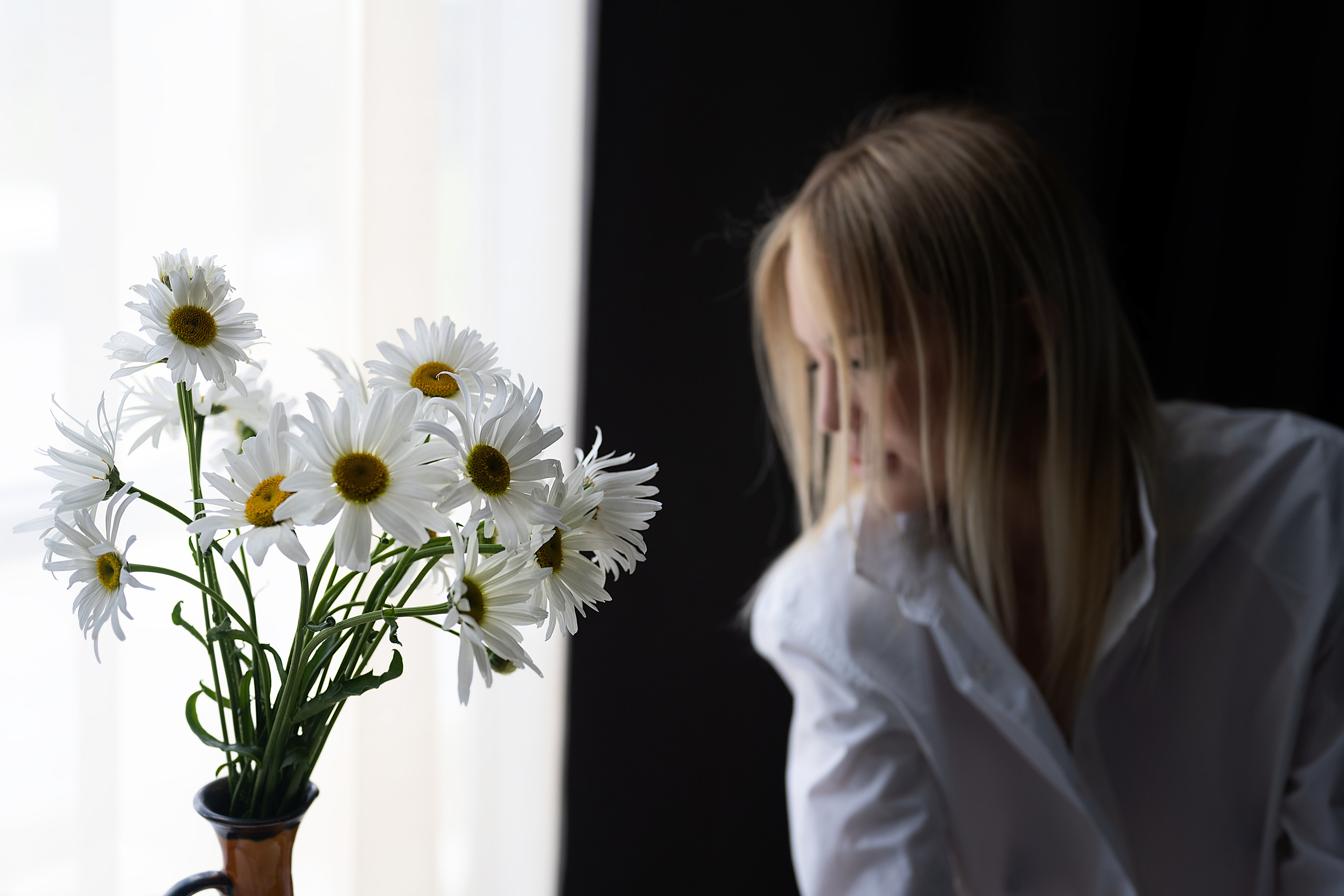 Съёмка девушки с ромашками и в мехах