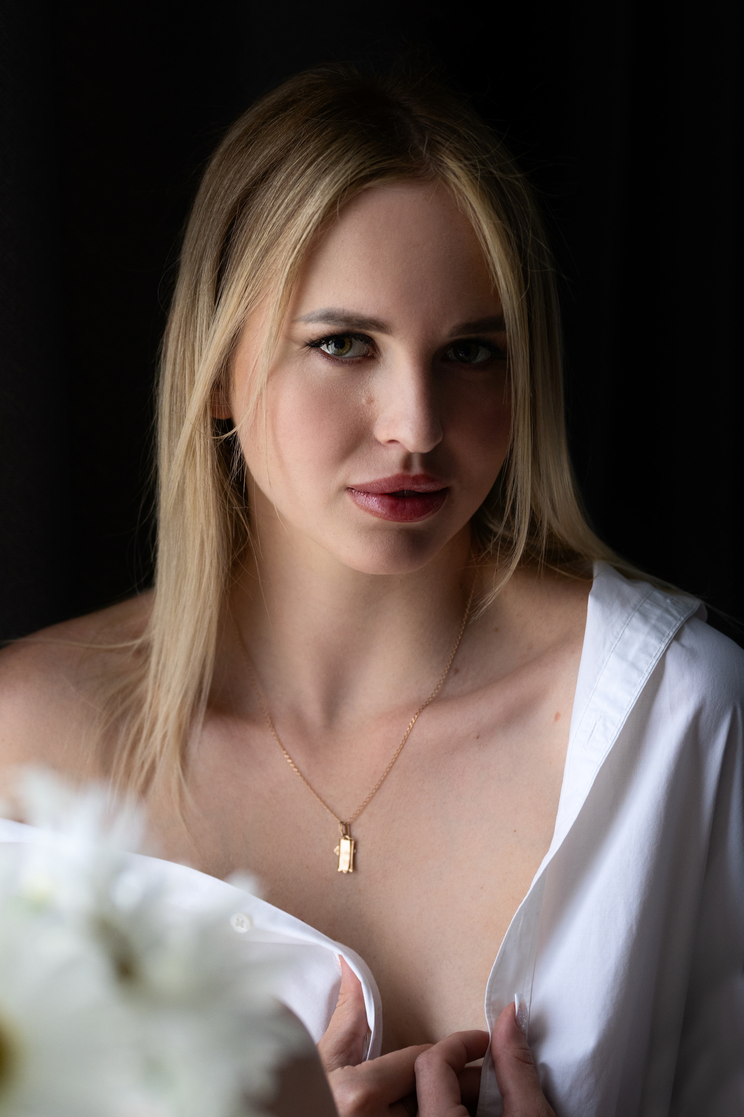 Съёмка девушки с ромашками и в мехах