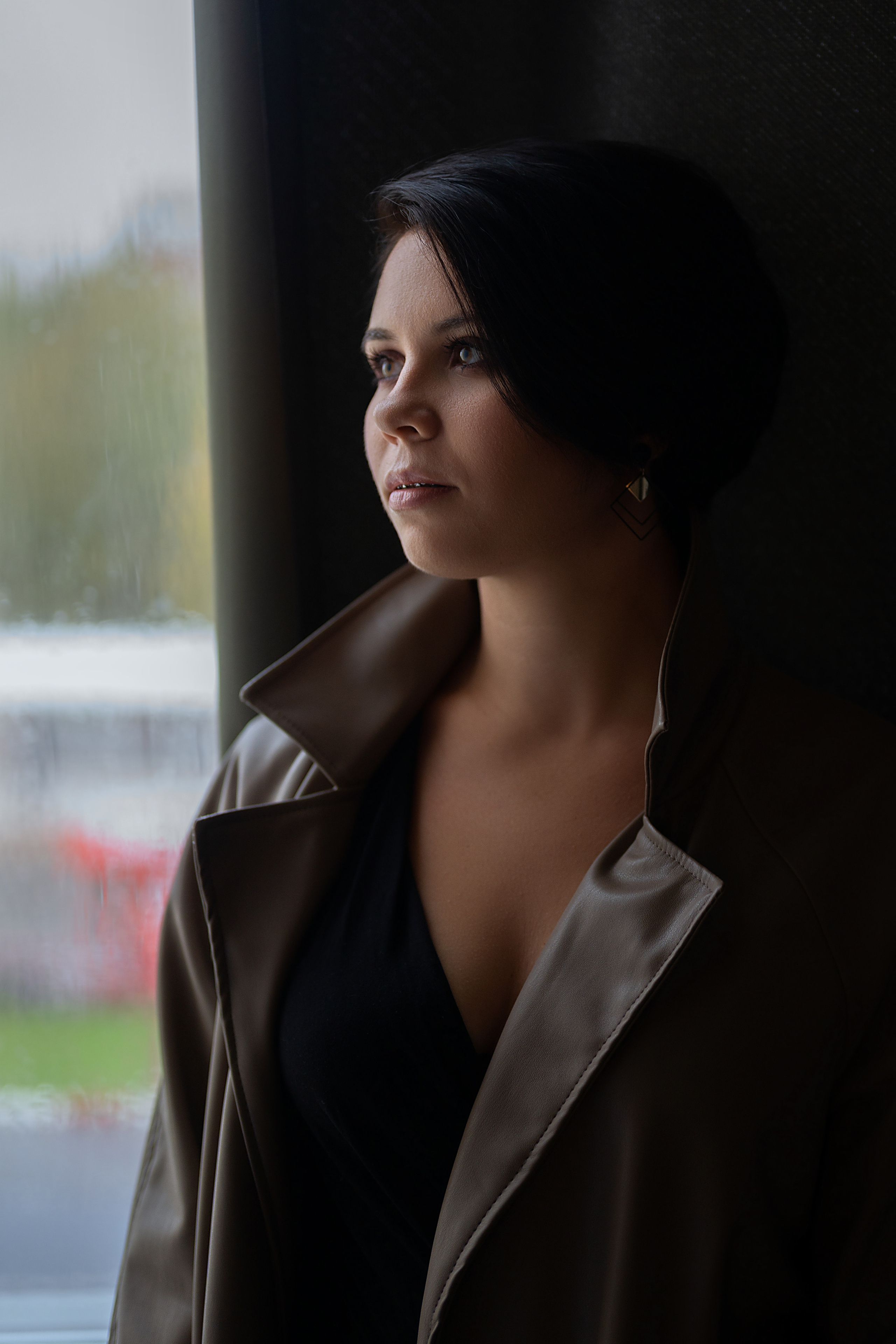 Студийная съёмка девушки в плаще