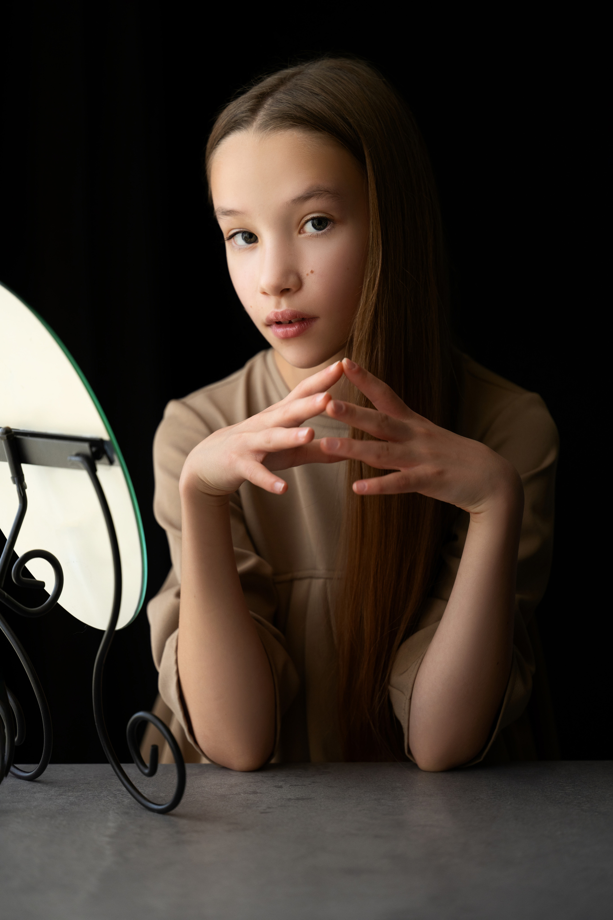 Детская фотосессия девочки с яблоками, книгой и зеркалом