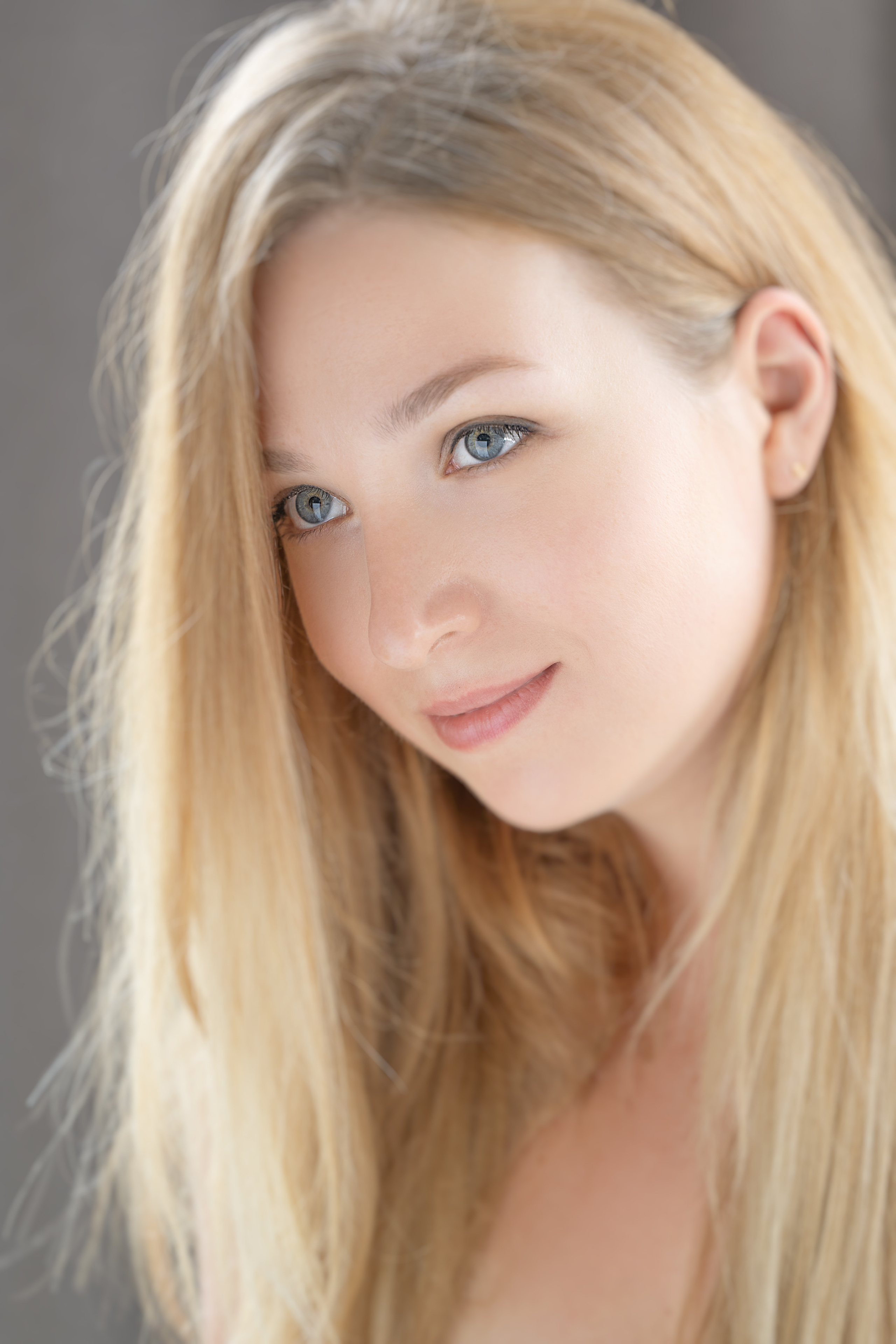 Студийная съёмка девушки перед зеркалом