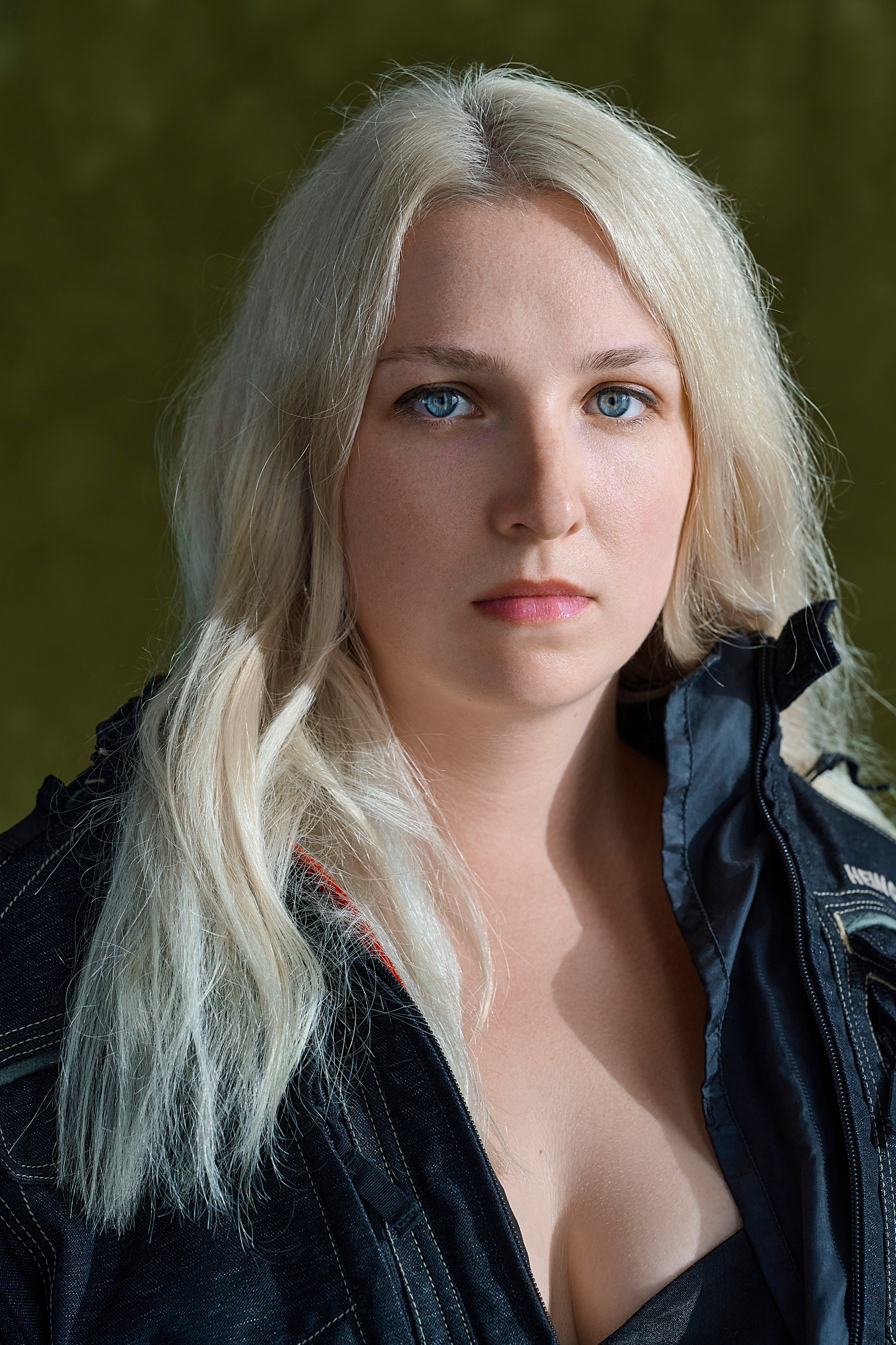 Фотосессия блондинки в чёрном корсете и куртке