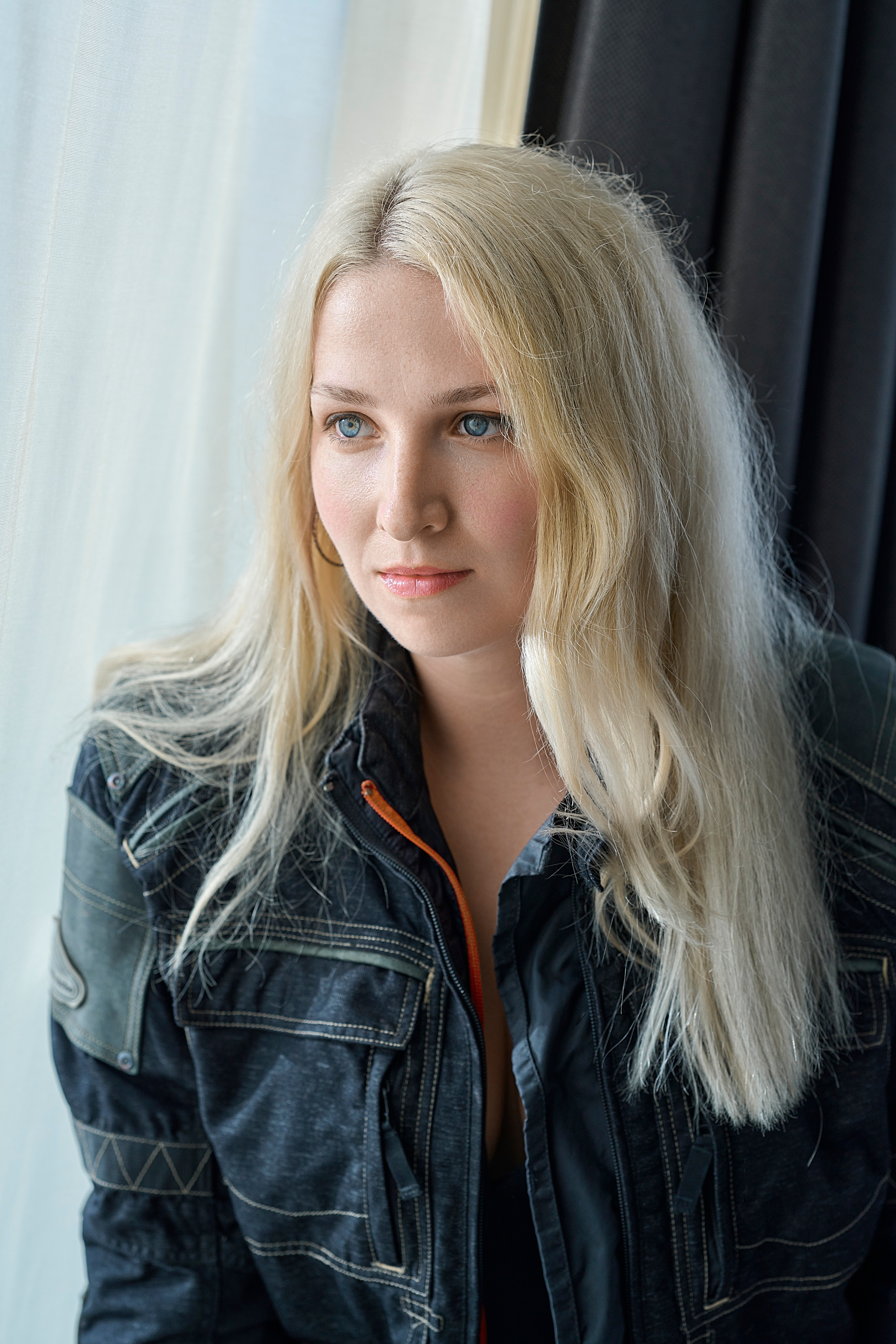 Фотосессия блондинки в чёрном корсете и куртке