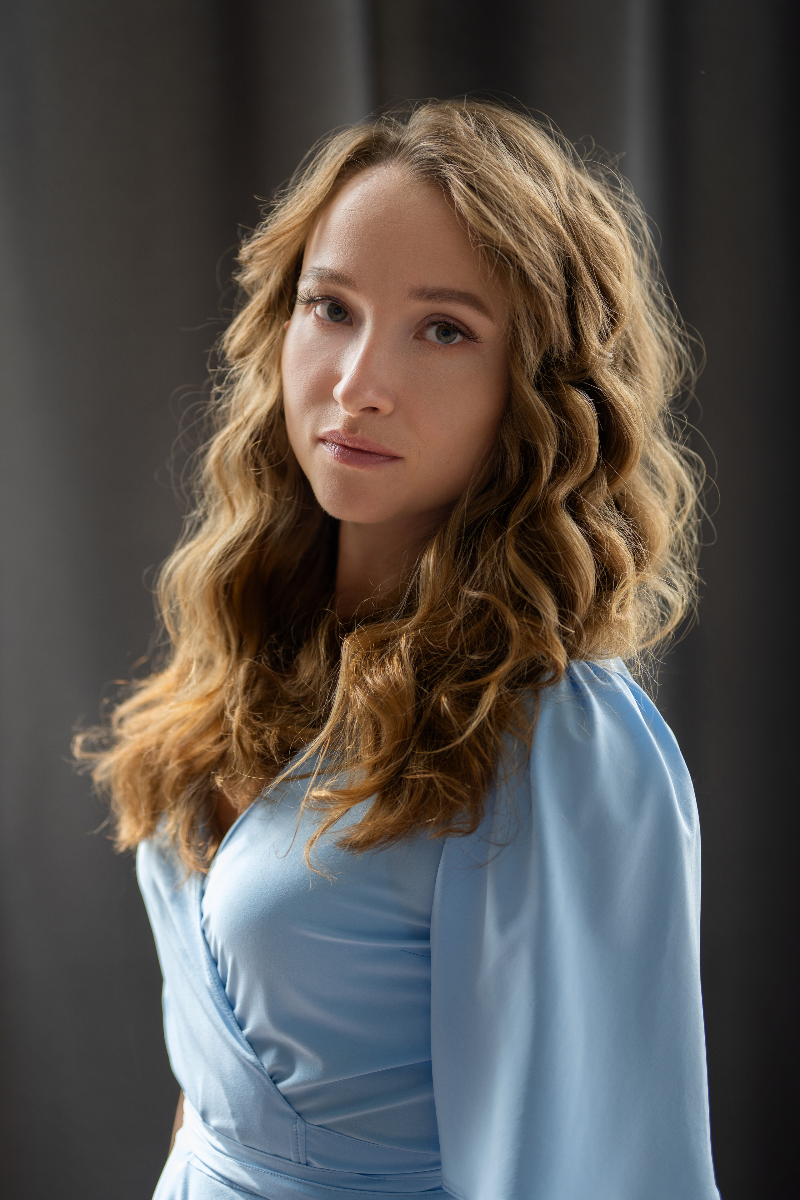 Студийная семейная съёмка мамы с дочерью в платьях