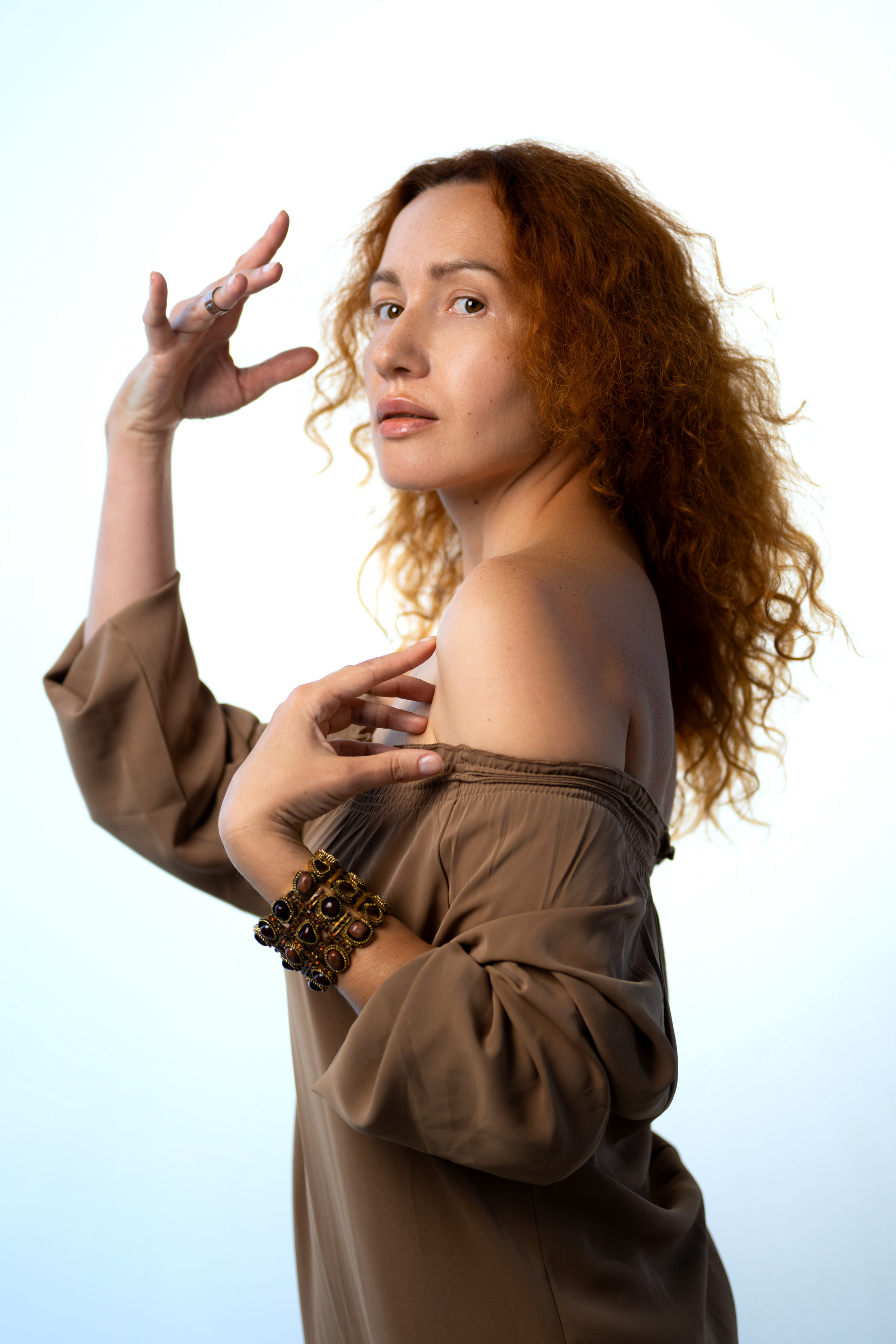 Студийная съёмка девушки в различных художественных позах