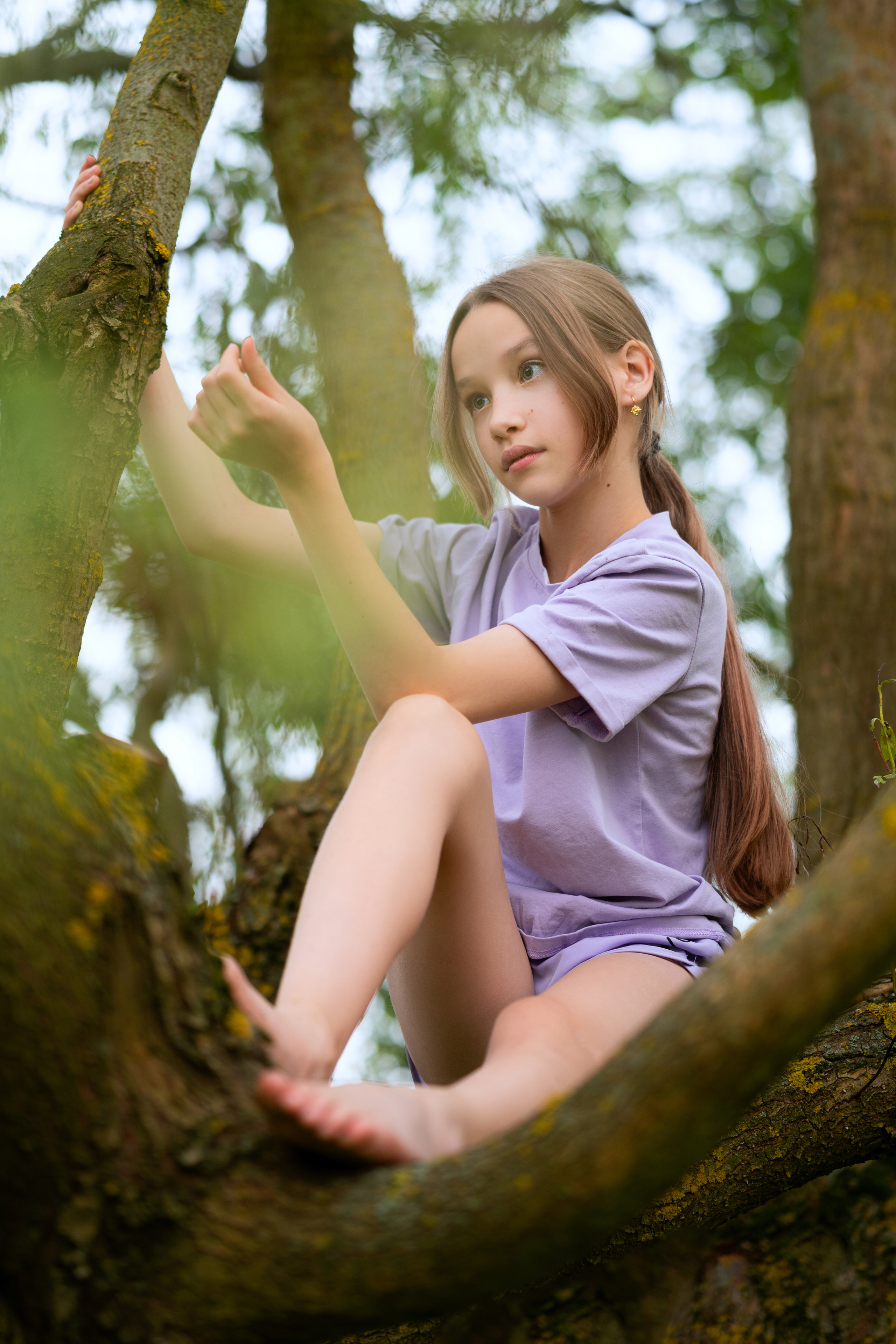 Семейная съёмка матери и дочери на дереве