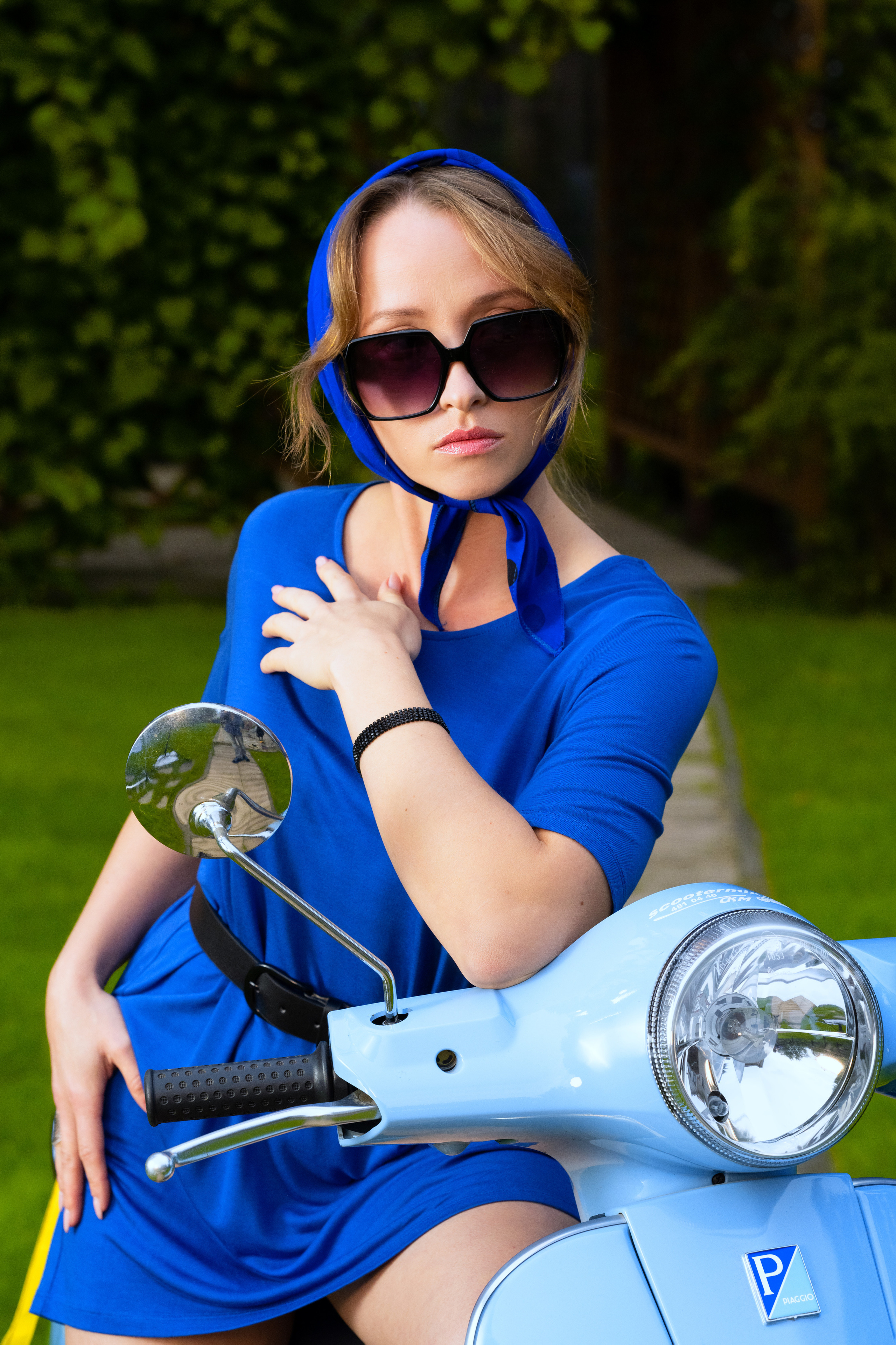 Фотосессия на улице с мотороллером Vespa