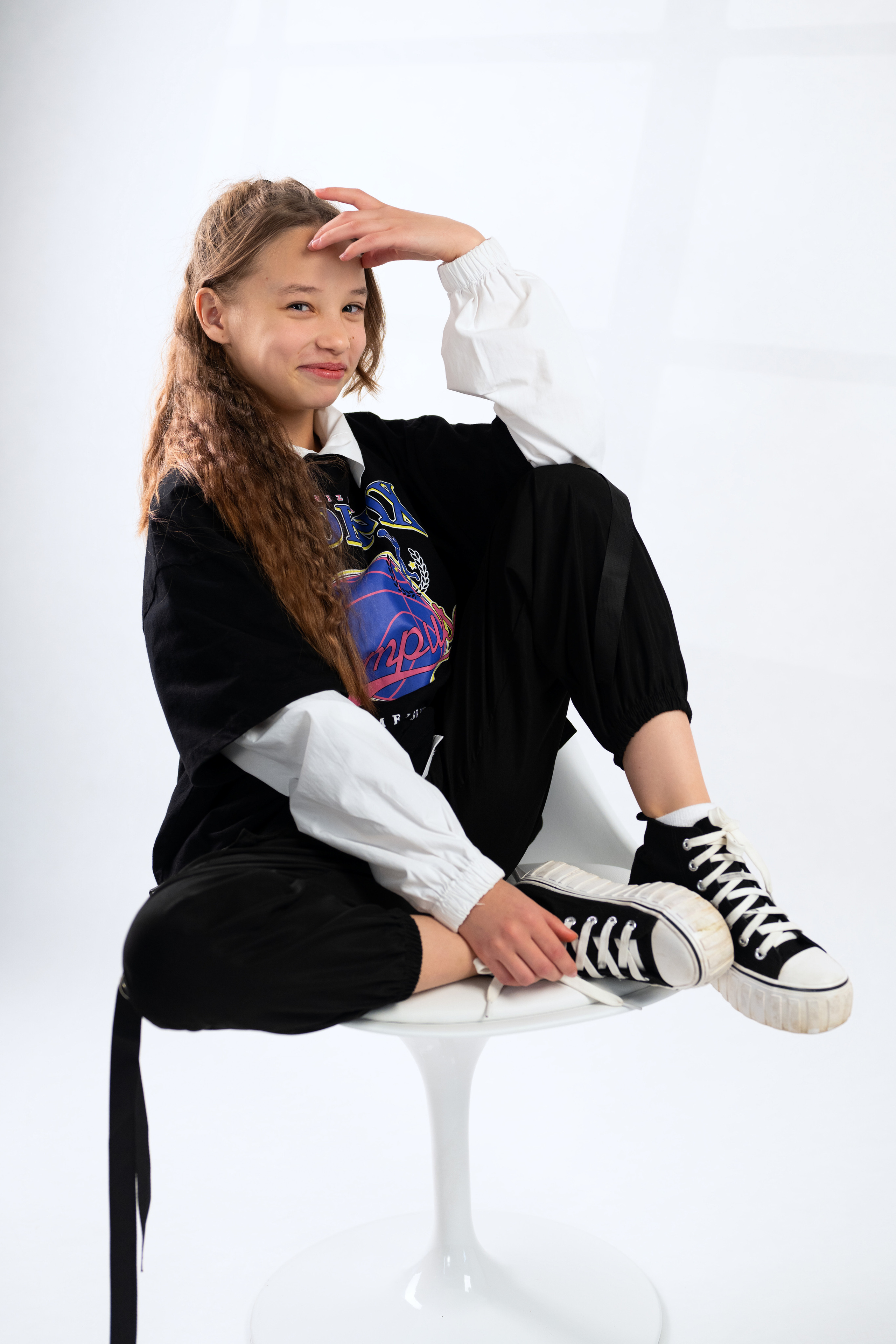 Студийная съёмка подростка в хип-хоп стиле