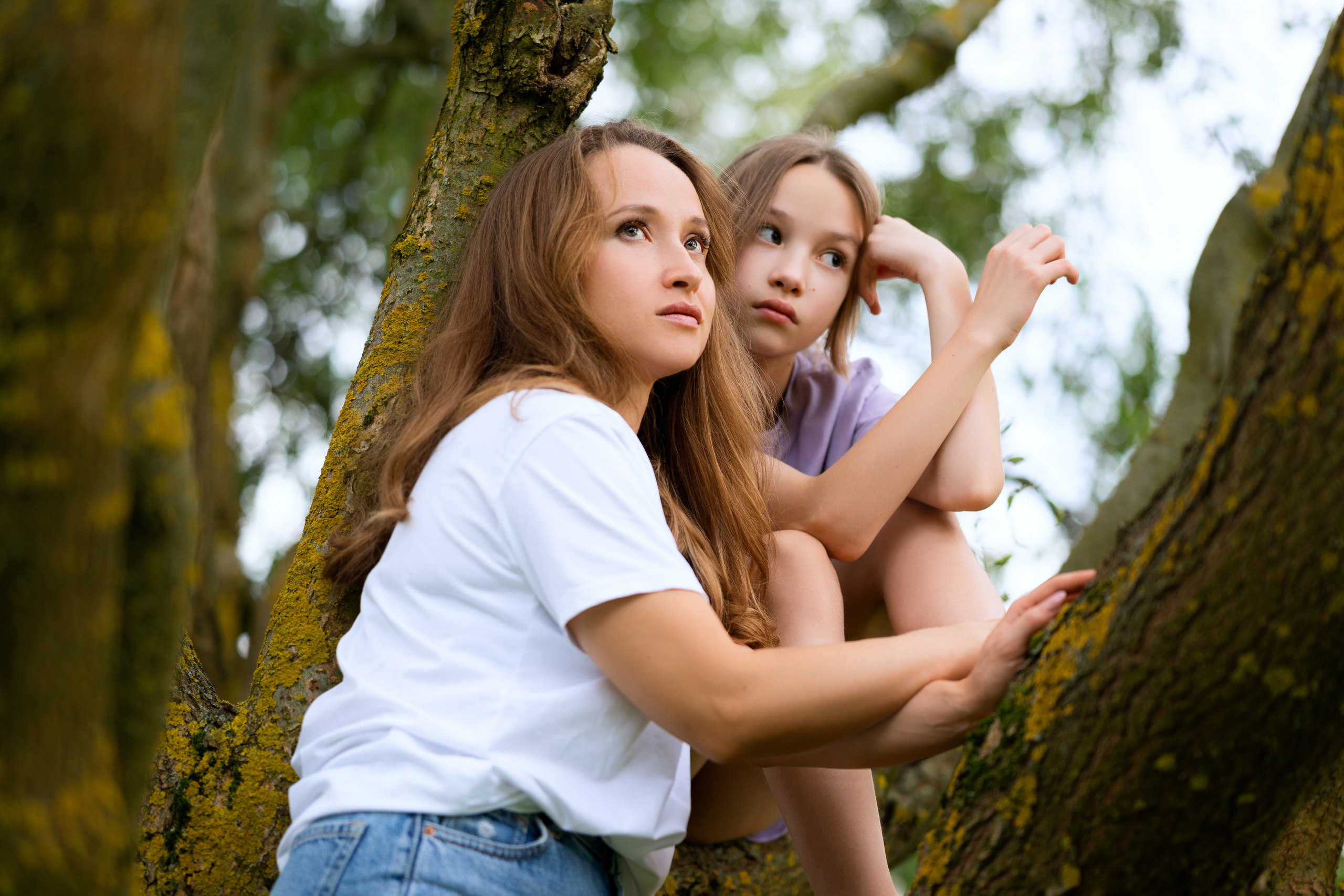 Семейная съёмка матери и дочери на дереве