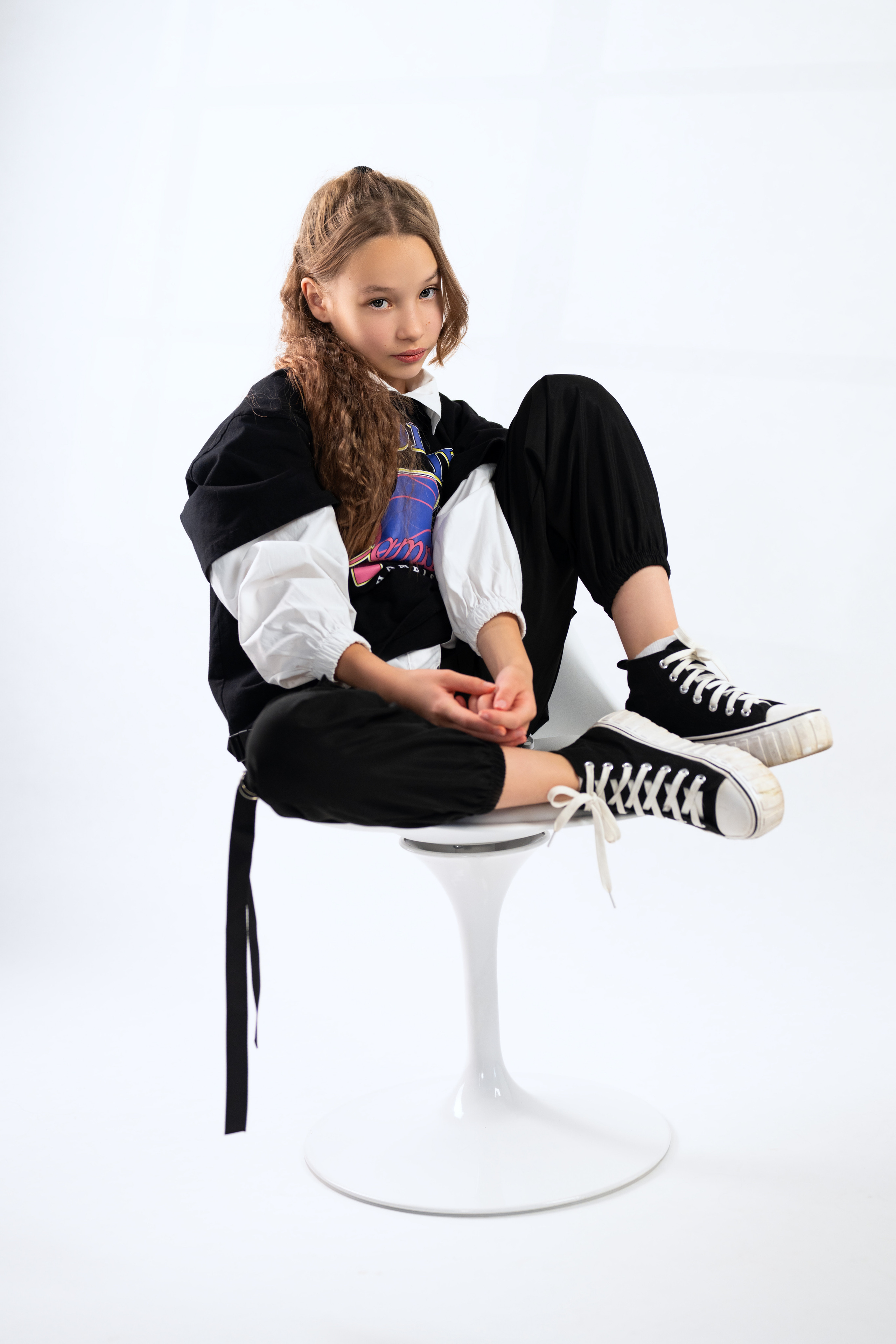 Студийная съёмка подростка в хип-хоп стиле