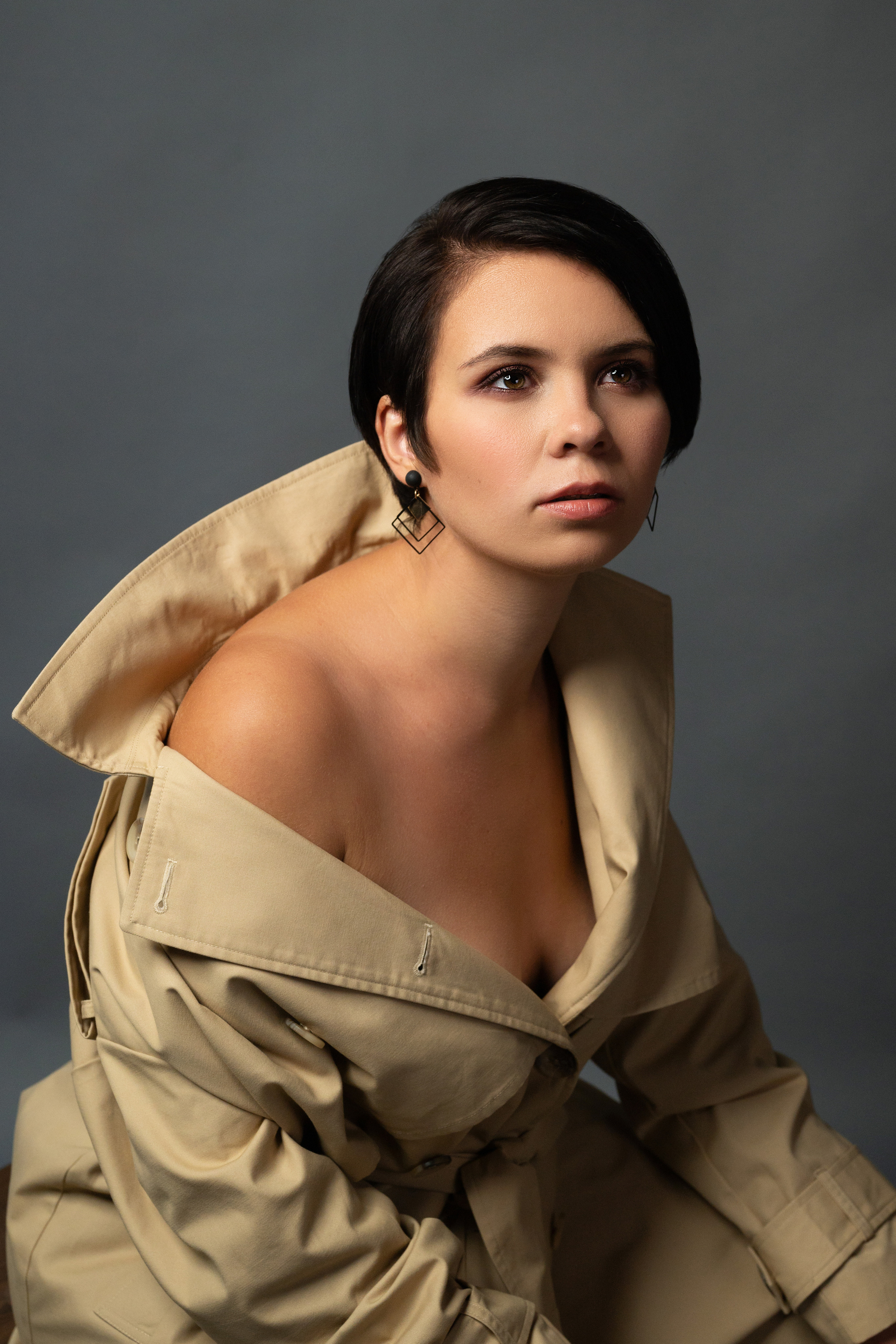 Студийная съёмка девушки в плаще