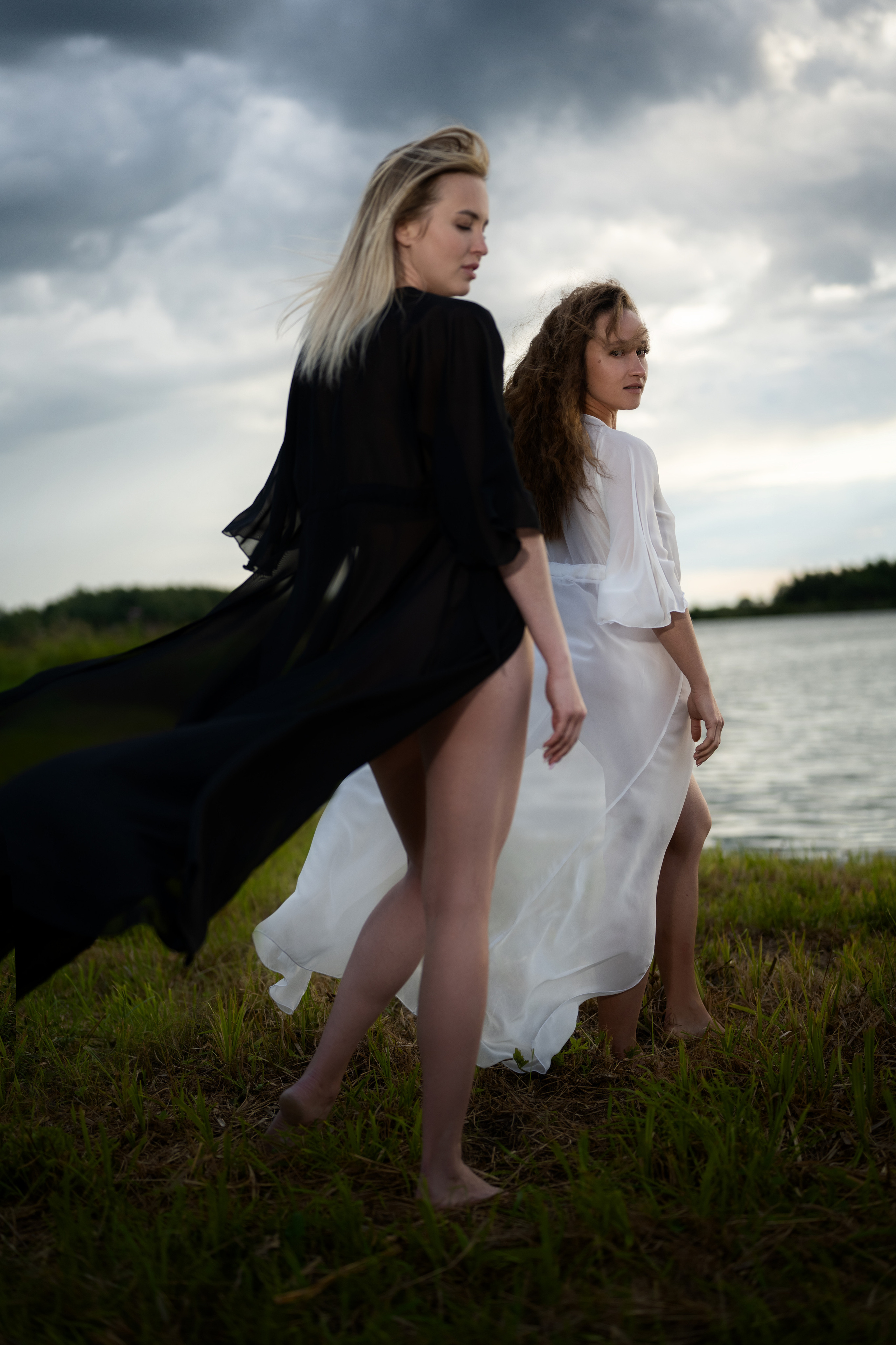 Съёмка девушек на природе на фоне озера