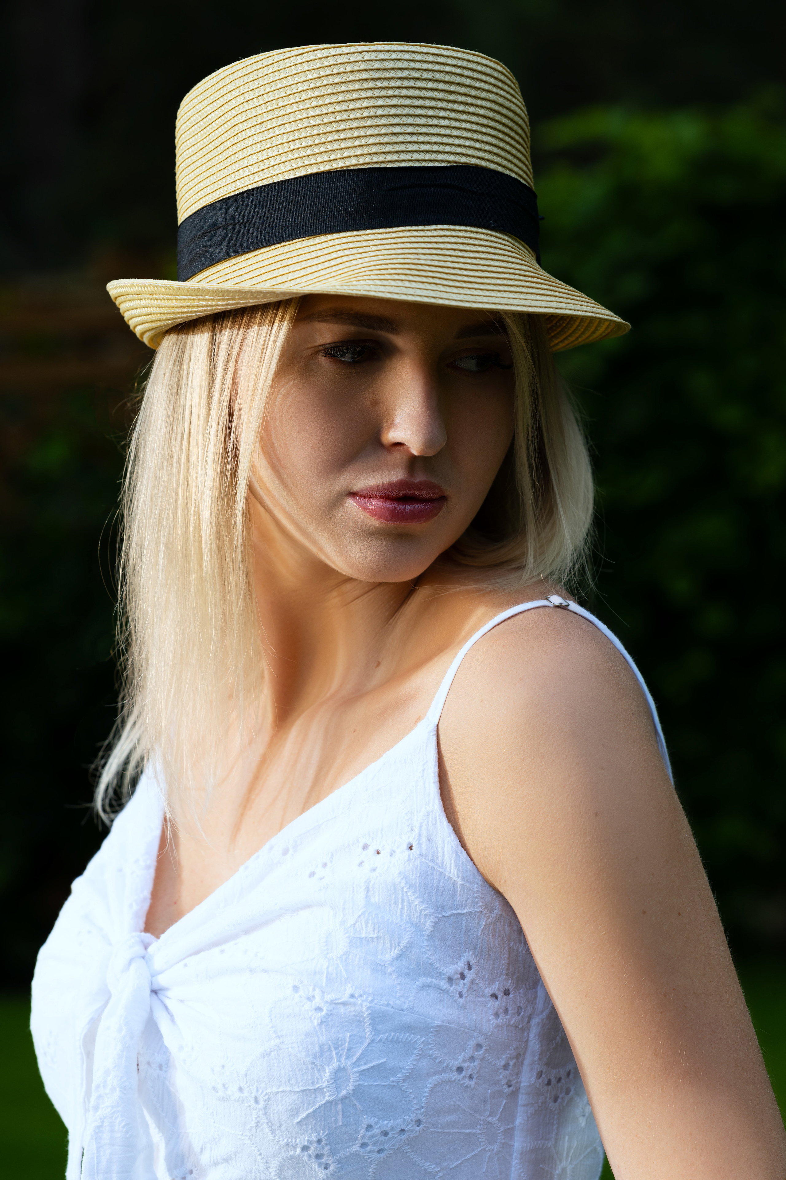 Фотосессия девушки на улице с голубым мотороллером Vespa