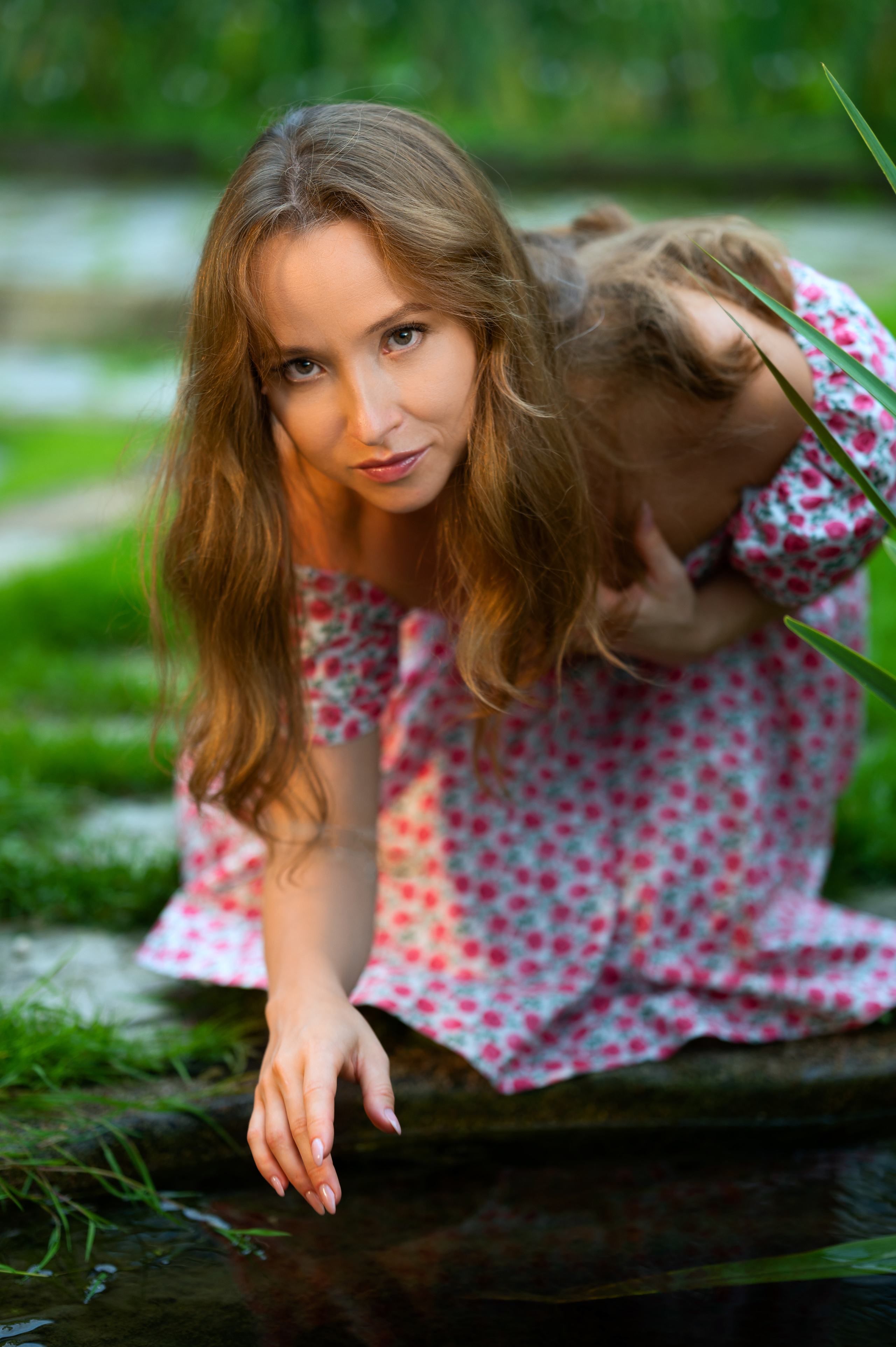 Фотосъёмка девушки на мосту в саду
