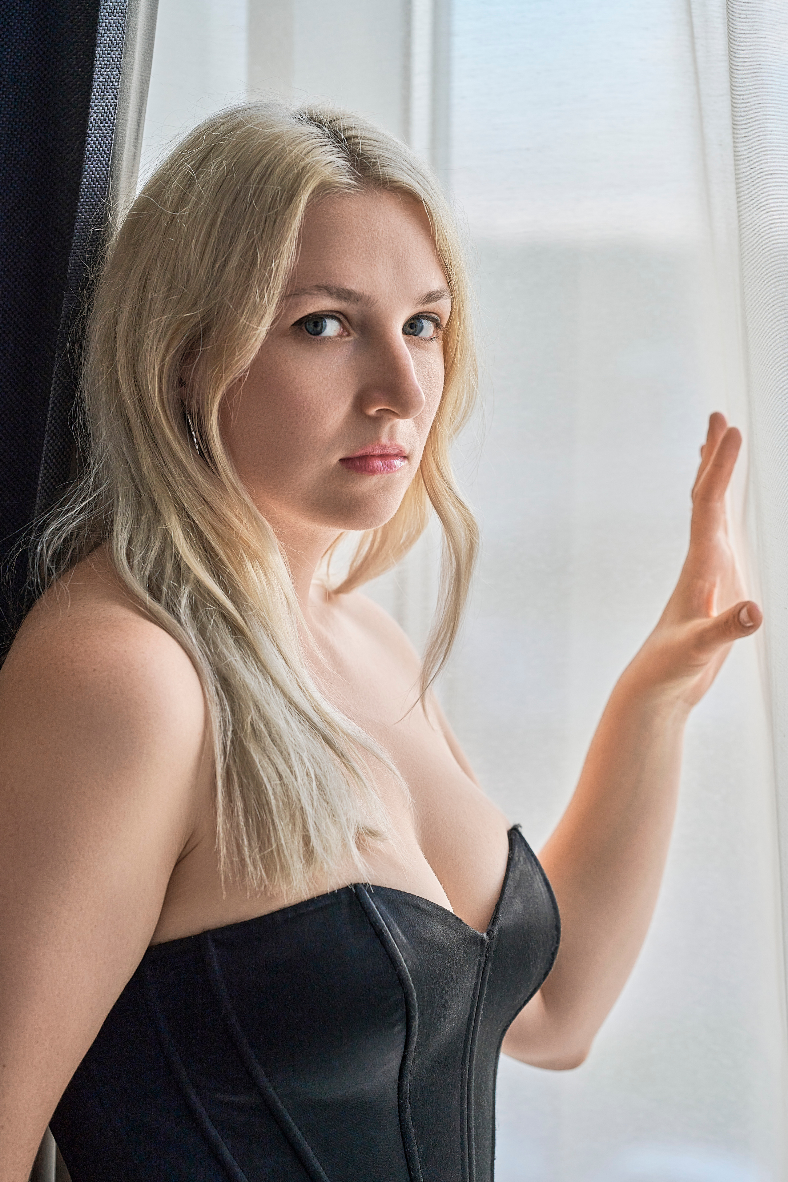 Фотосессия блондинки в чёрном корсете и куртке