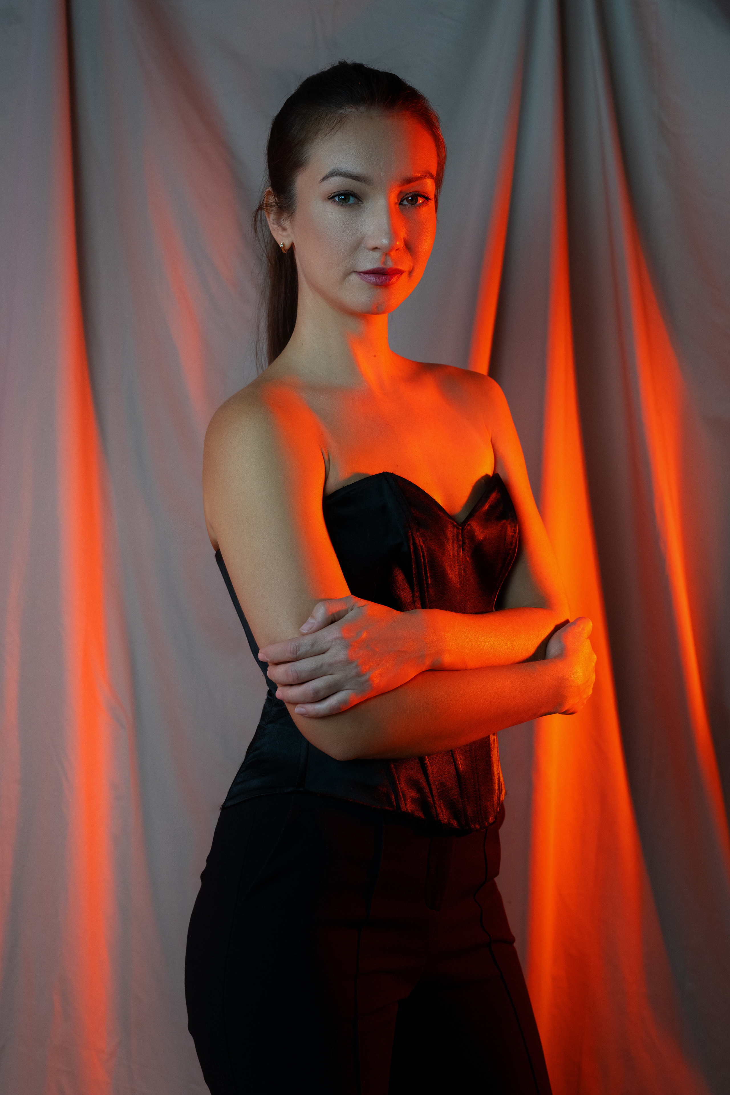 Студийная съёмка девушки на диване