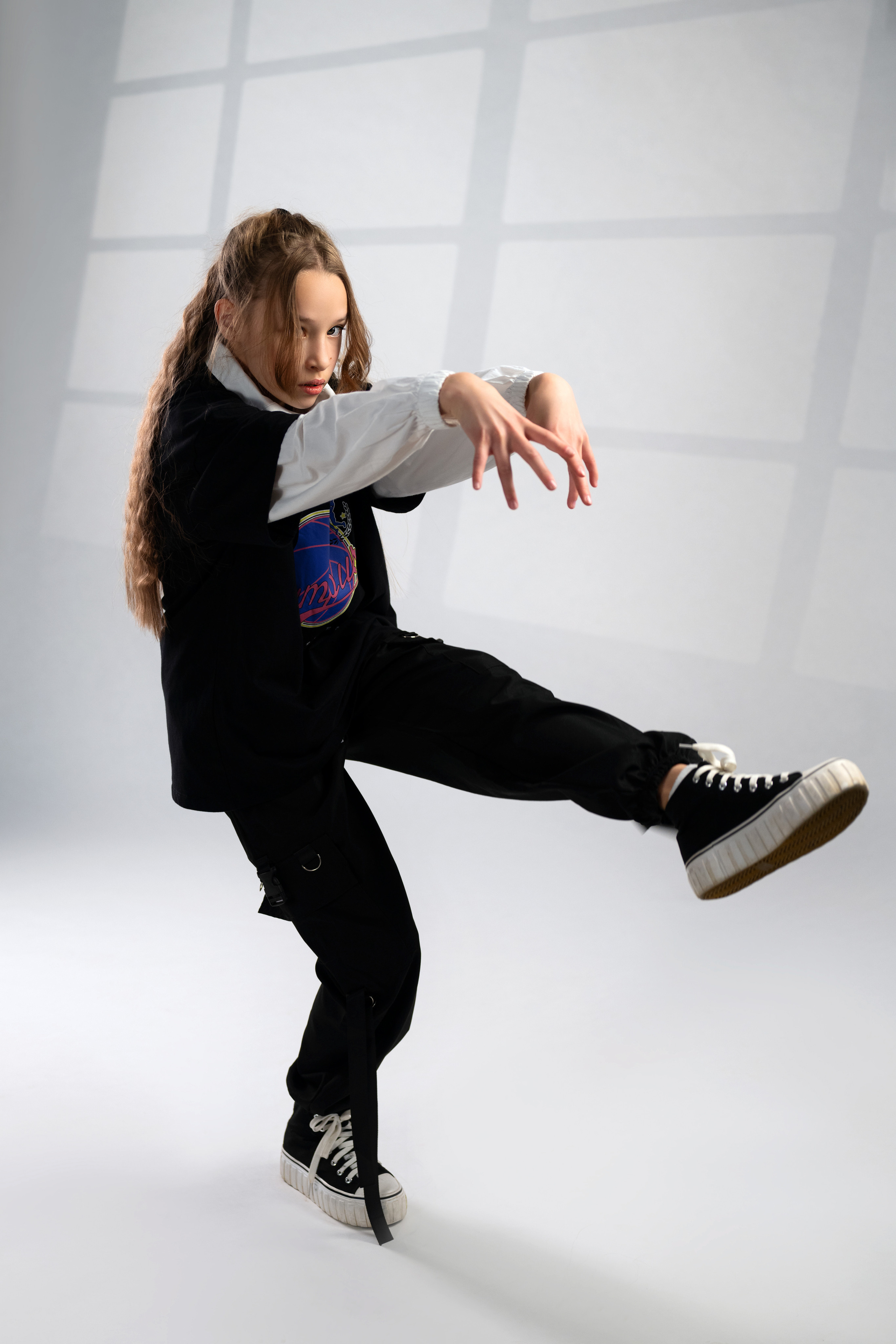 Студийная съёмка подростка в хип-хоп стиле