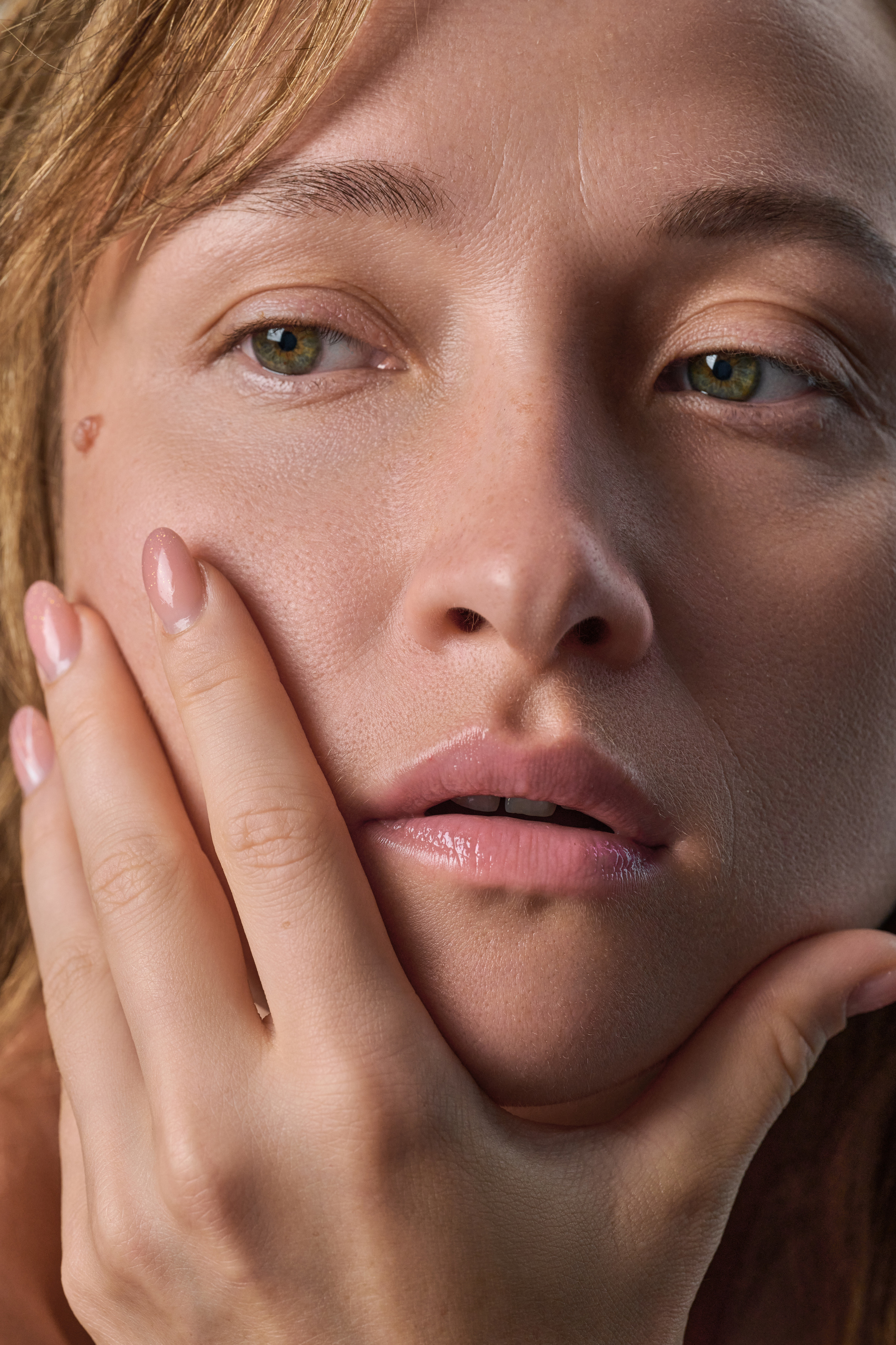 Фотосессия девушки с художественной постановкой рук