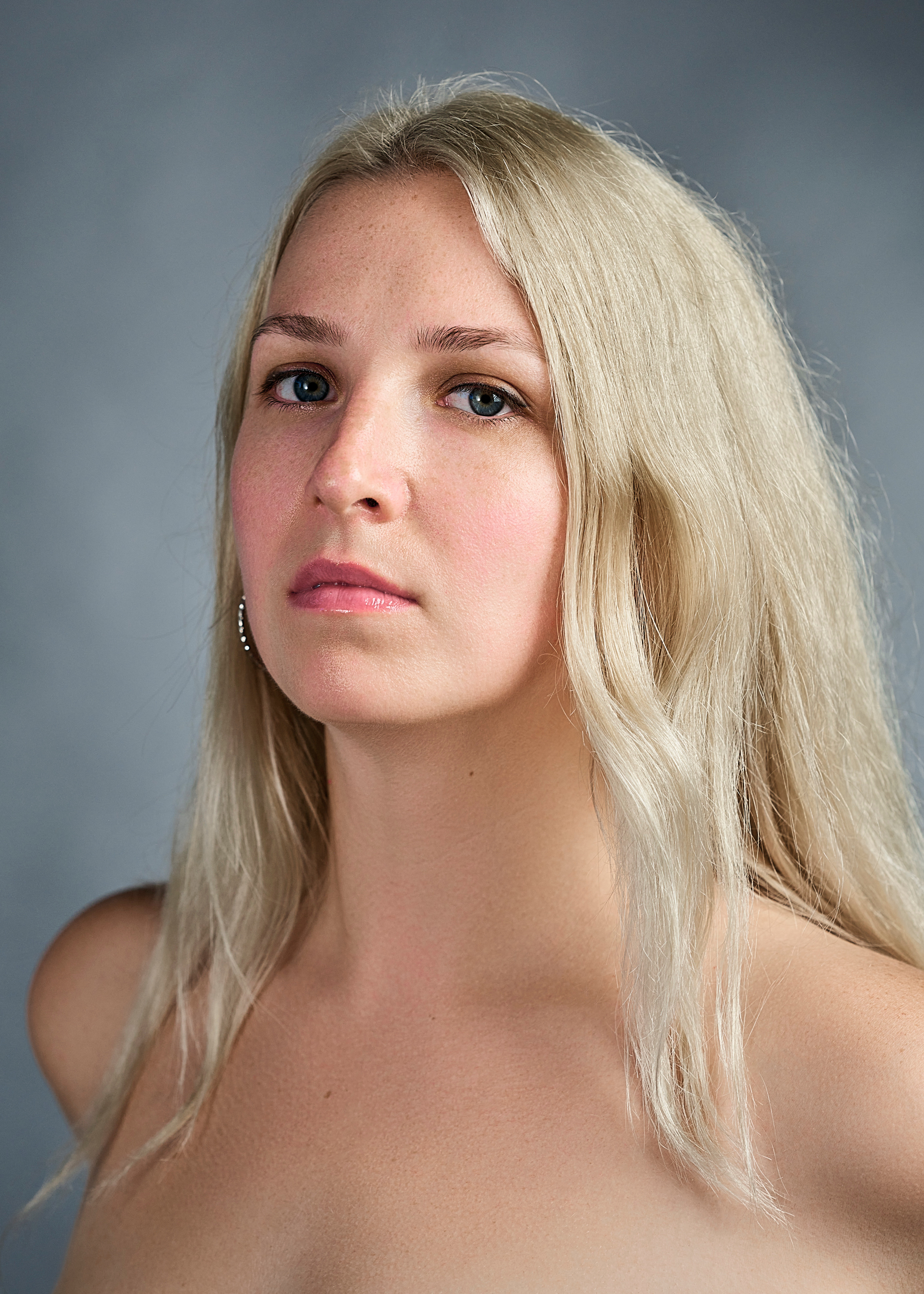 Фотосессия блондинки в чёрном корсете и куртке