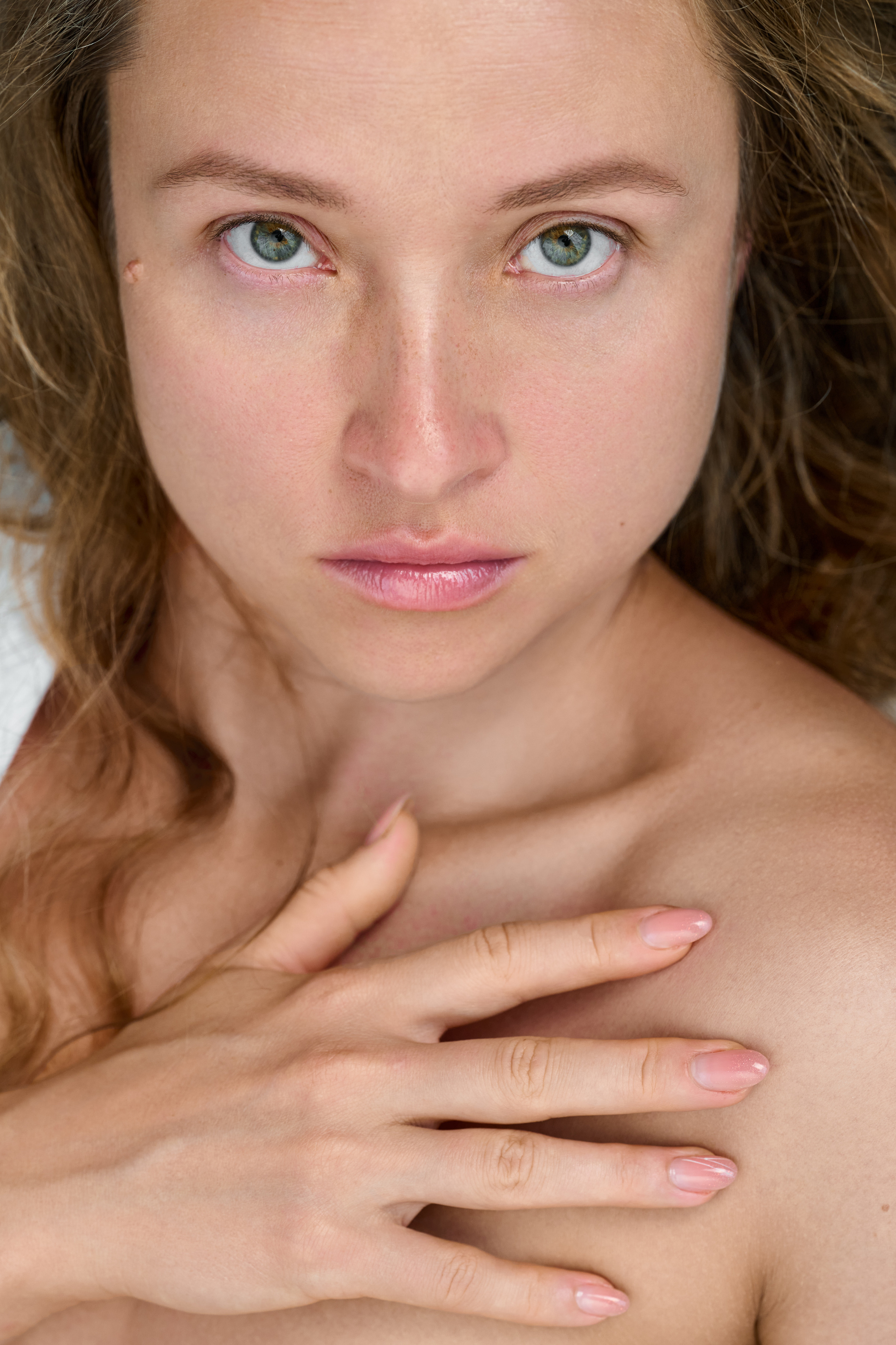 Фотосессия девушки с художественной постановкой рук