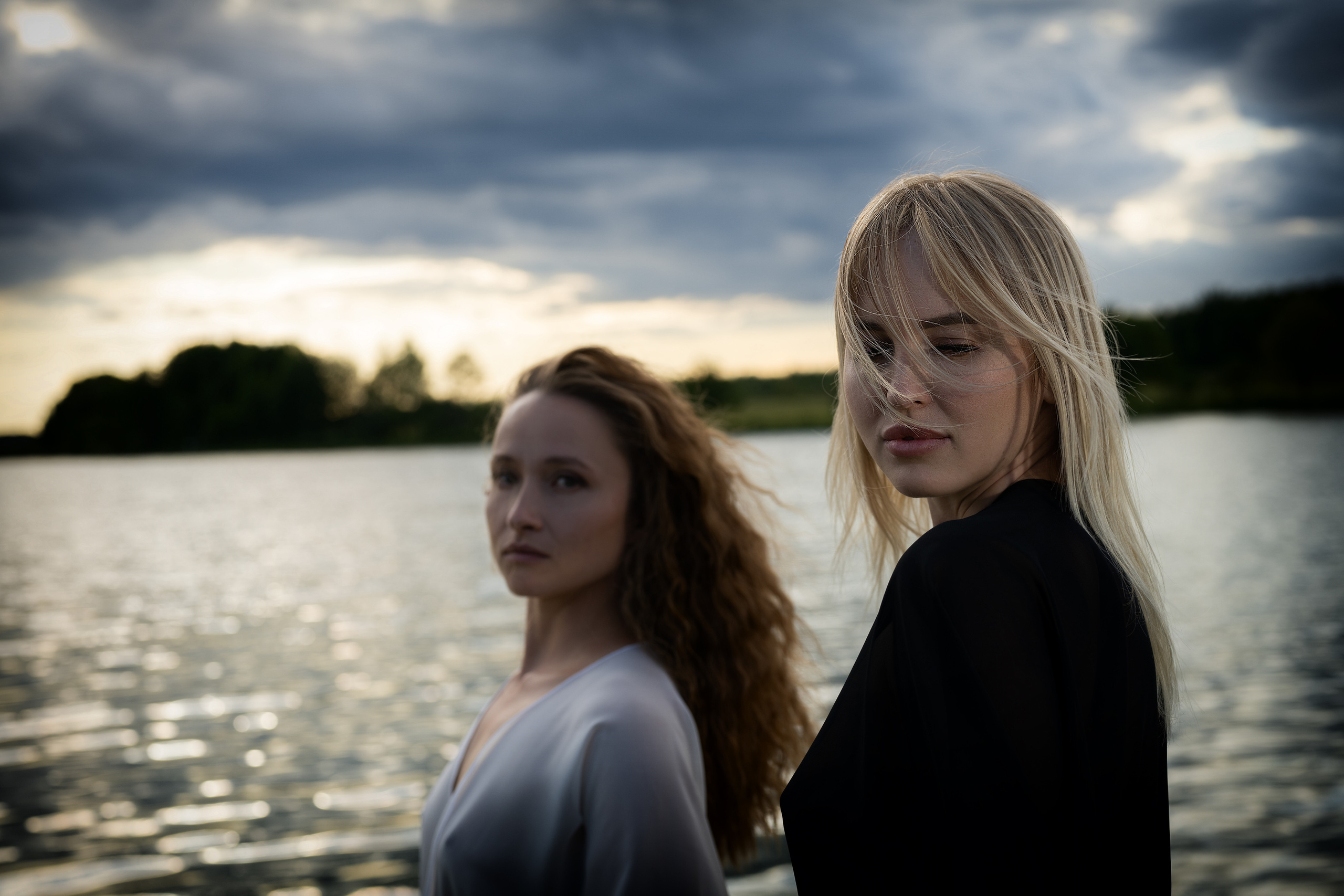 Съёмка девушек на природе на фоне озера