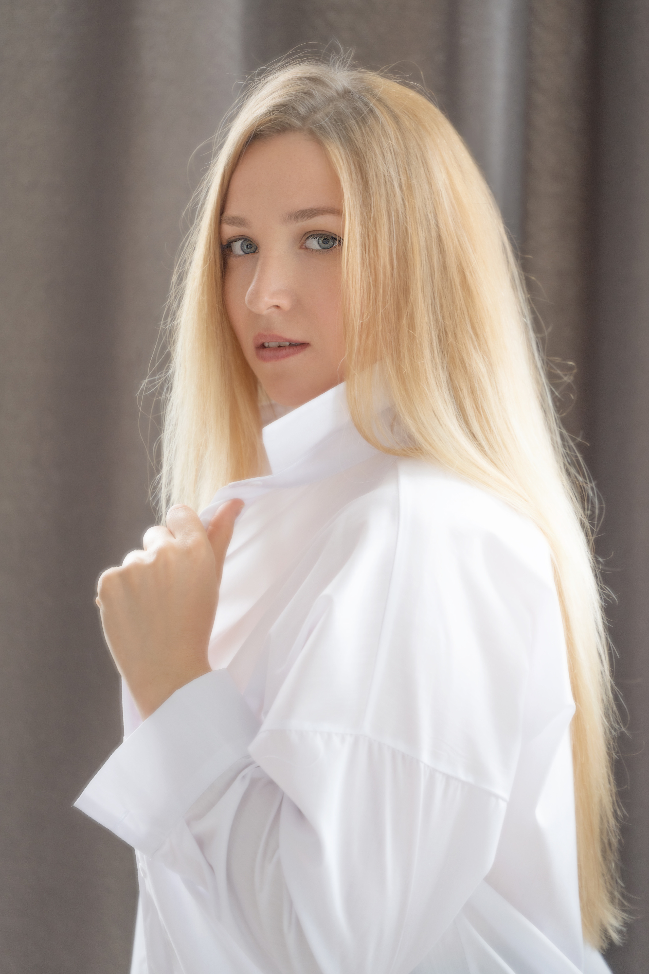 Студийная съёмка девушки перед зеркалом