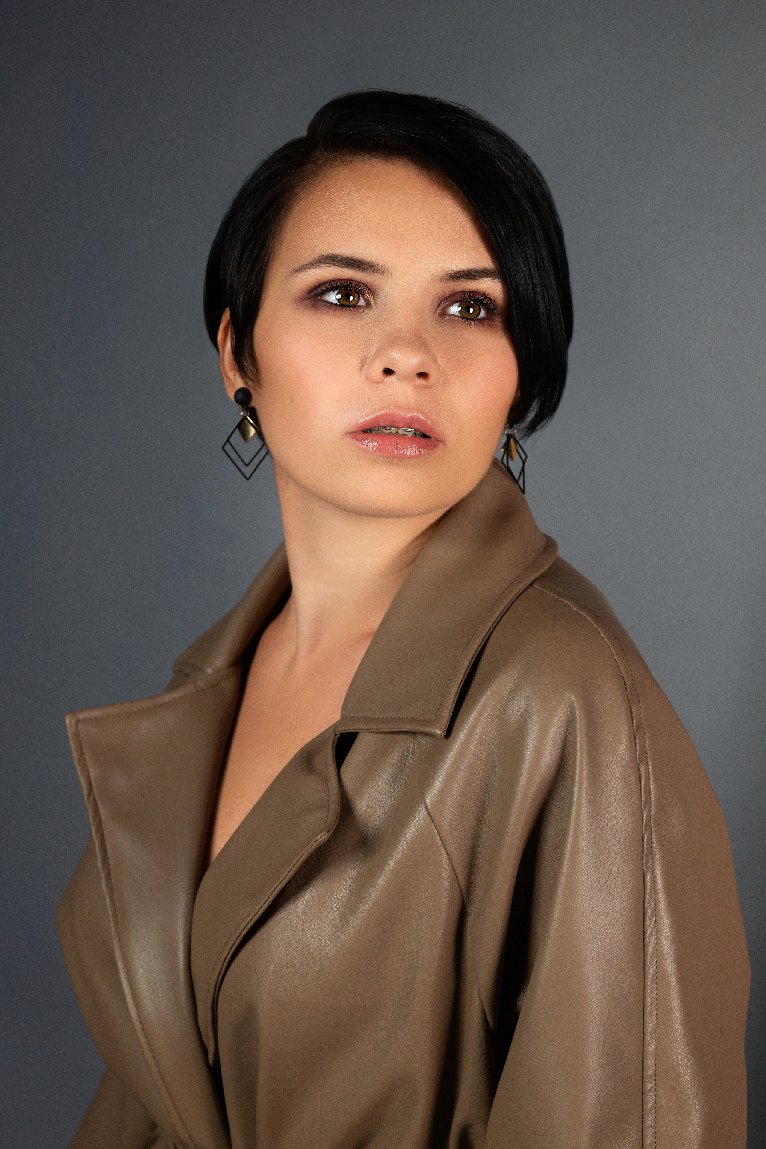 Студийная съёмка девушки в плаще