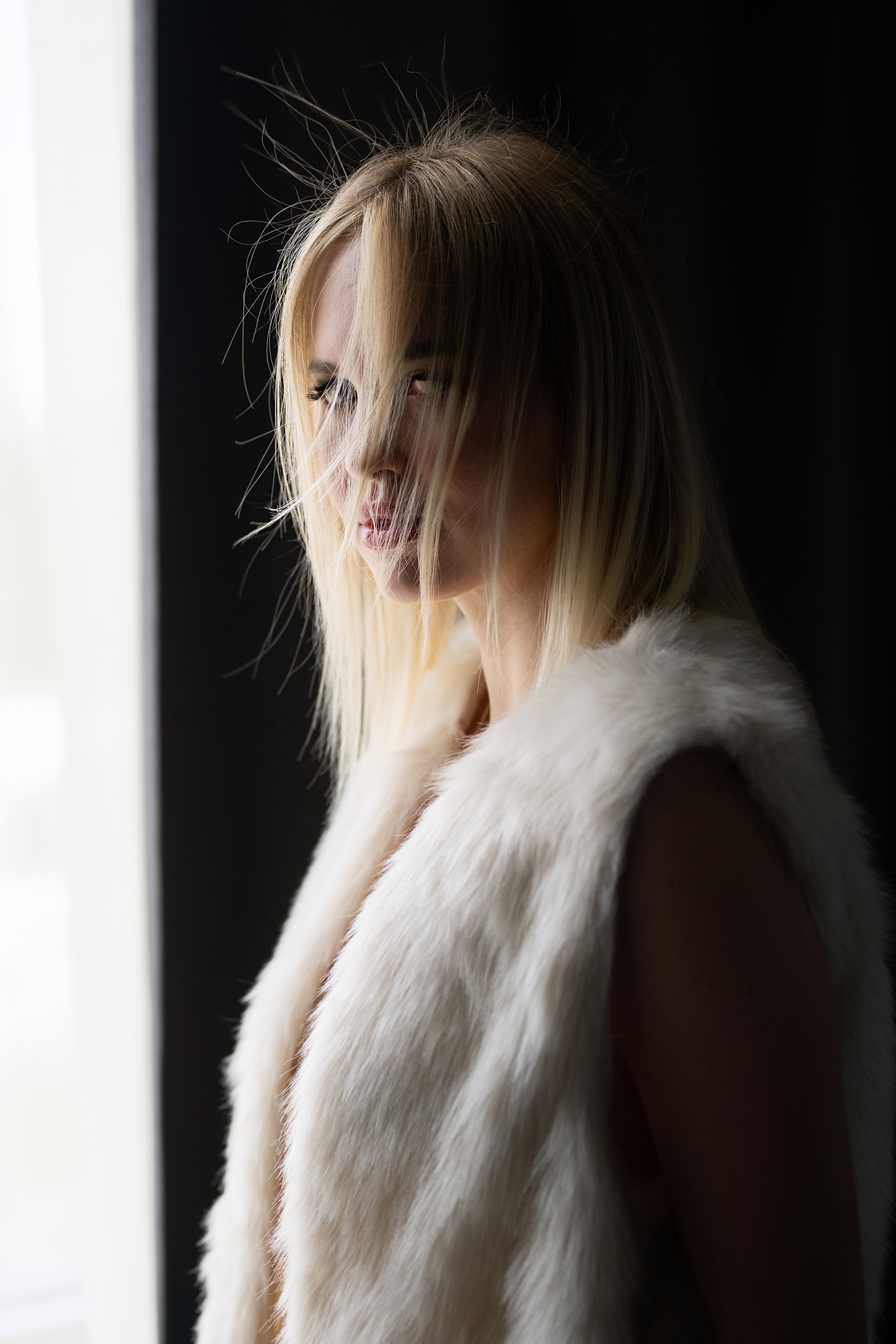 Съёмка девушки с ромашками и в мехах