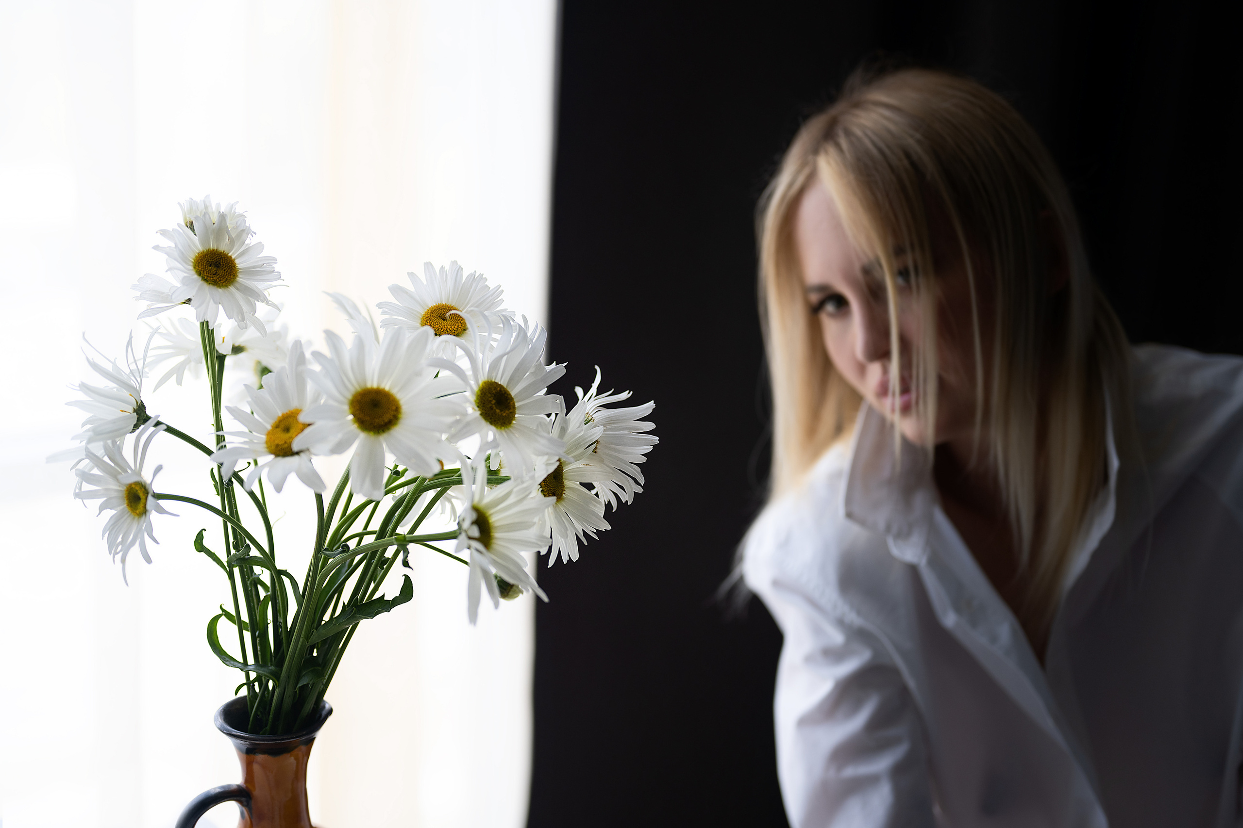 Съёмка девушки с ромашками и в мехах