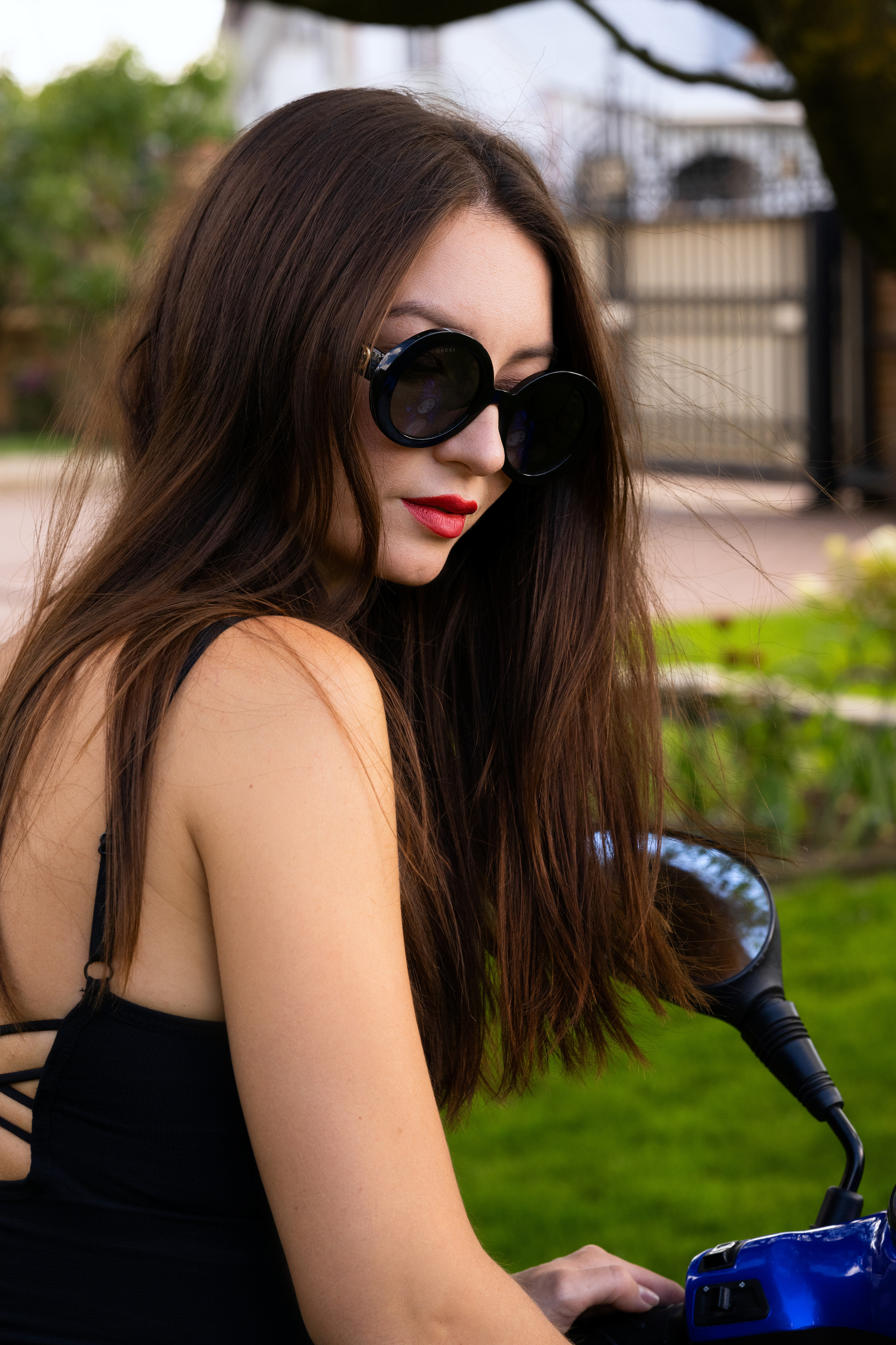 Фотосессия девушки в итальянском стиле с мотороллером Vespa