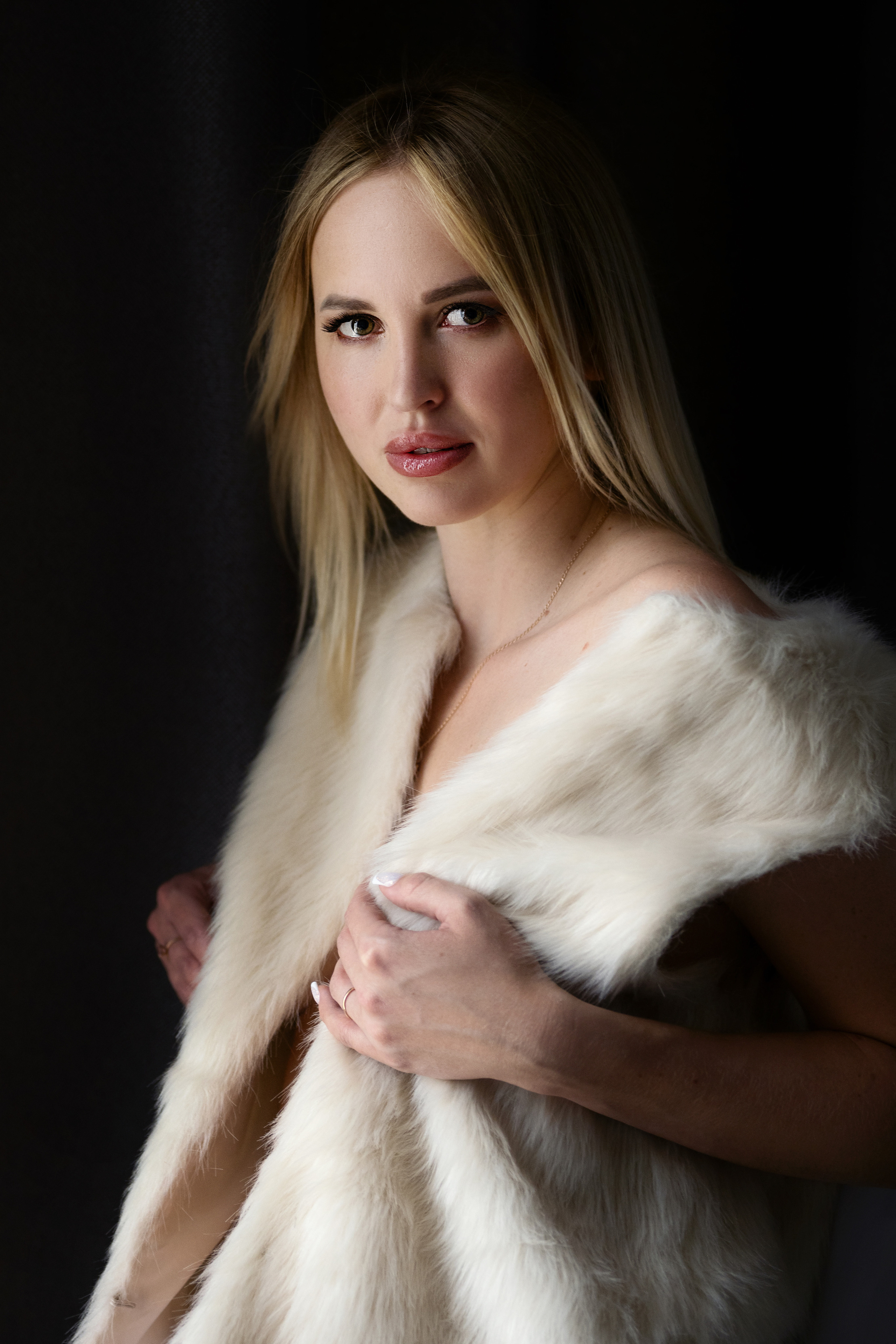 Съёмка девушки с ромашками и в мехах