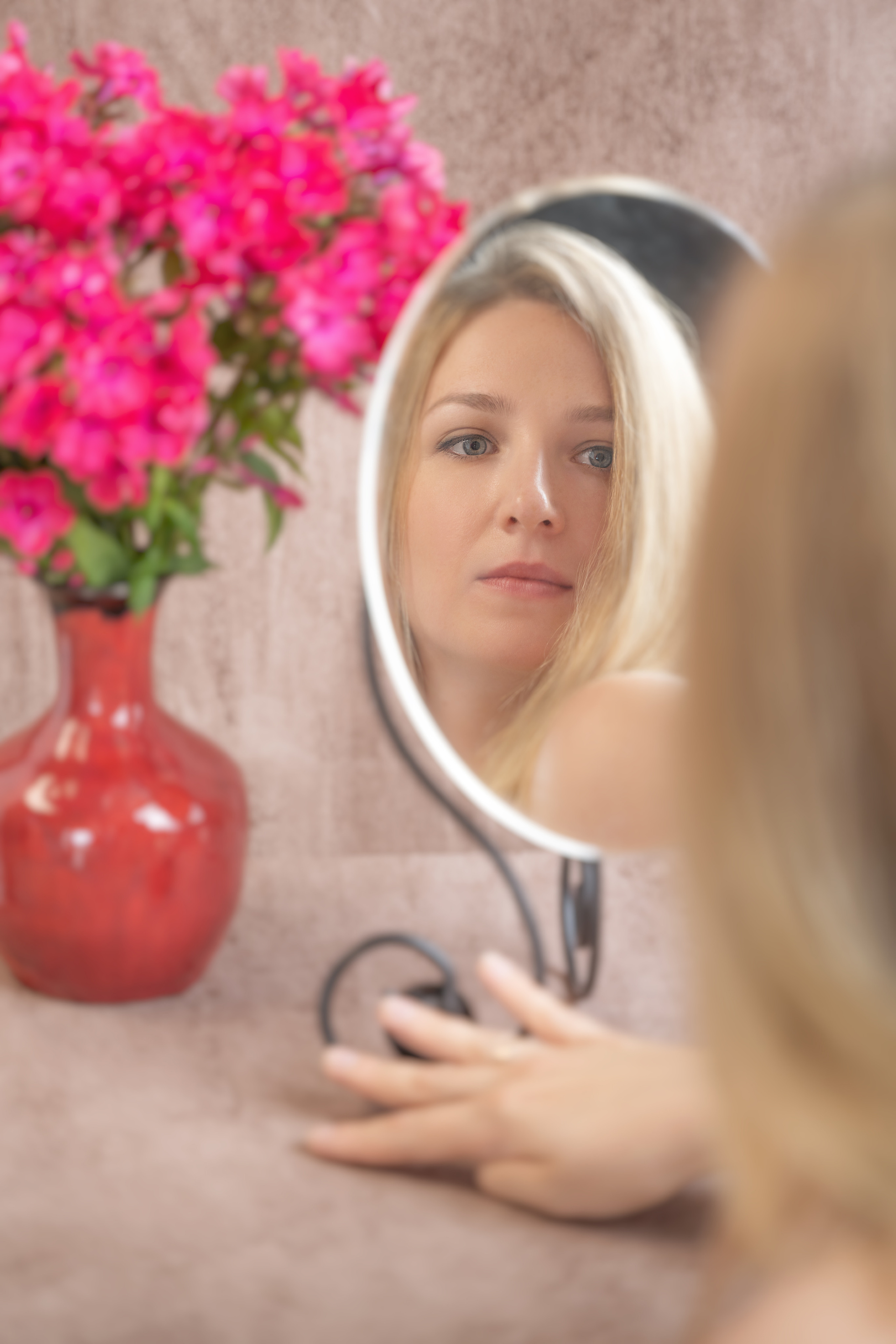 Студийная съёмка девушки перед зеркалом