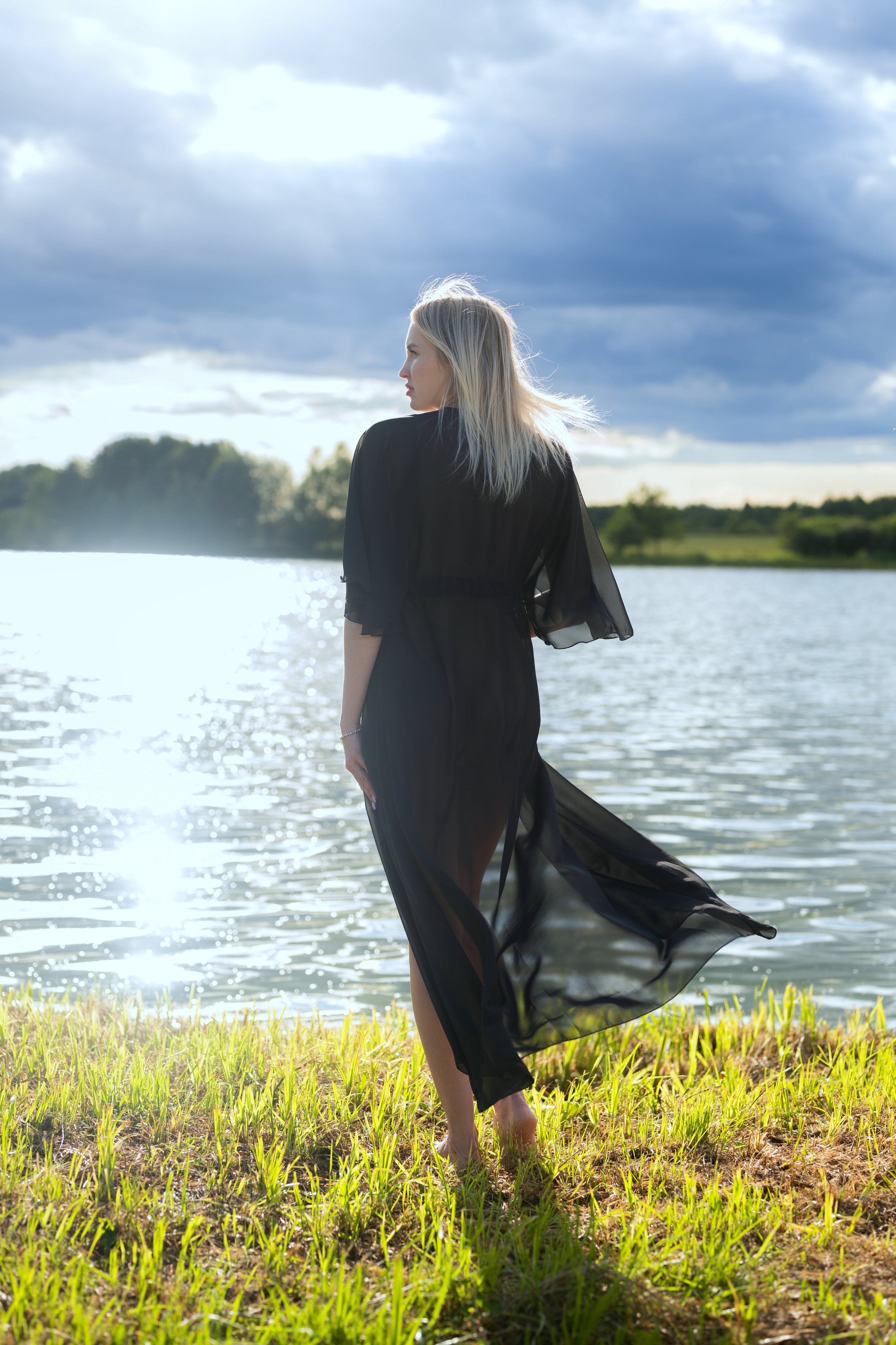 Съёмка девушек на природе на фоне озера