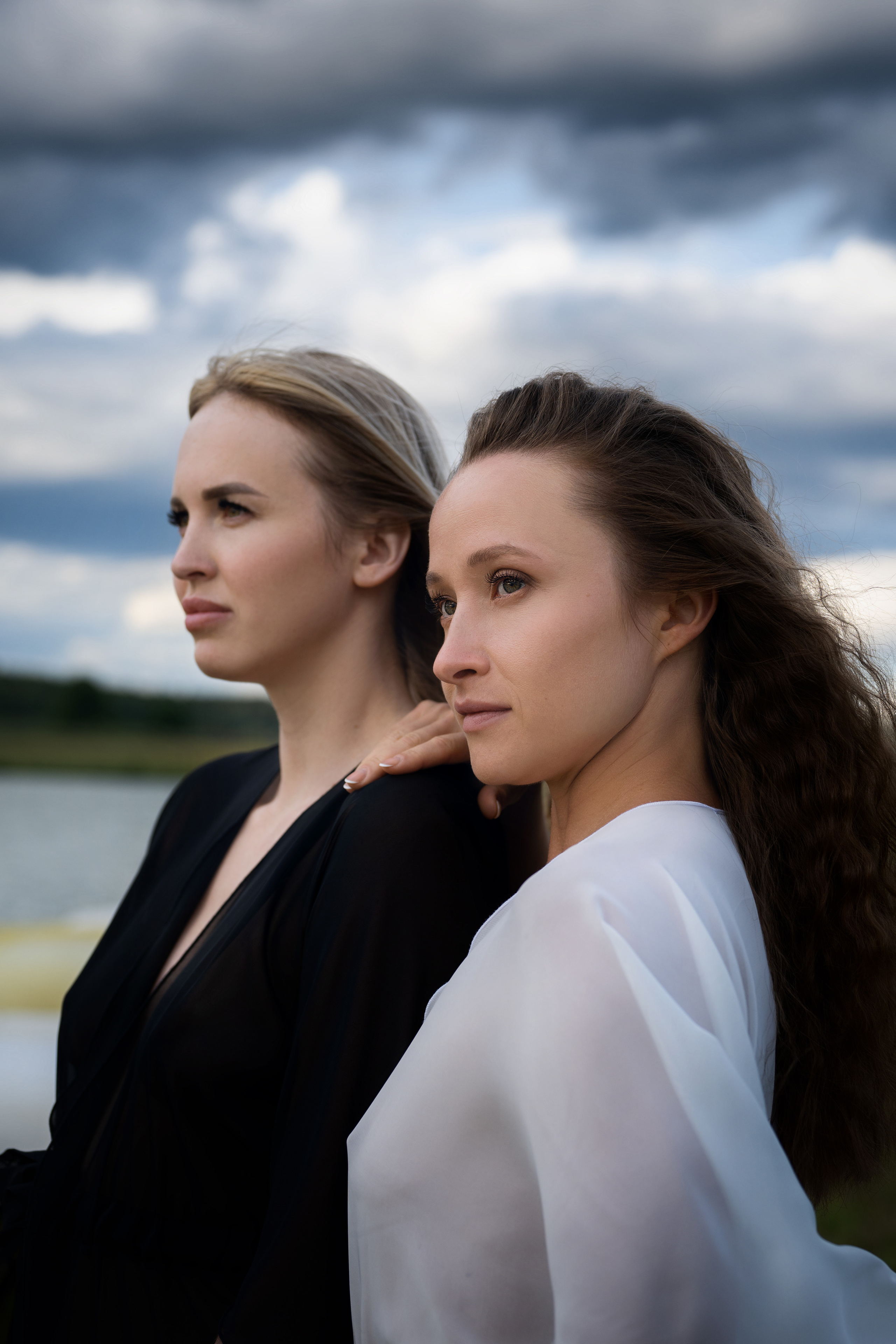 Съёмка девушек на природе на фоне озера