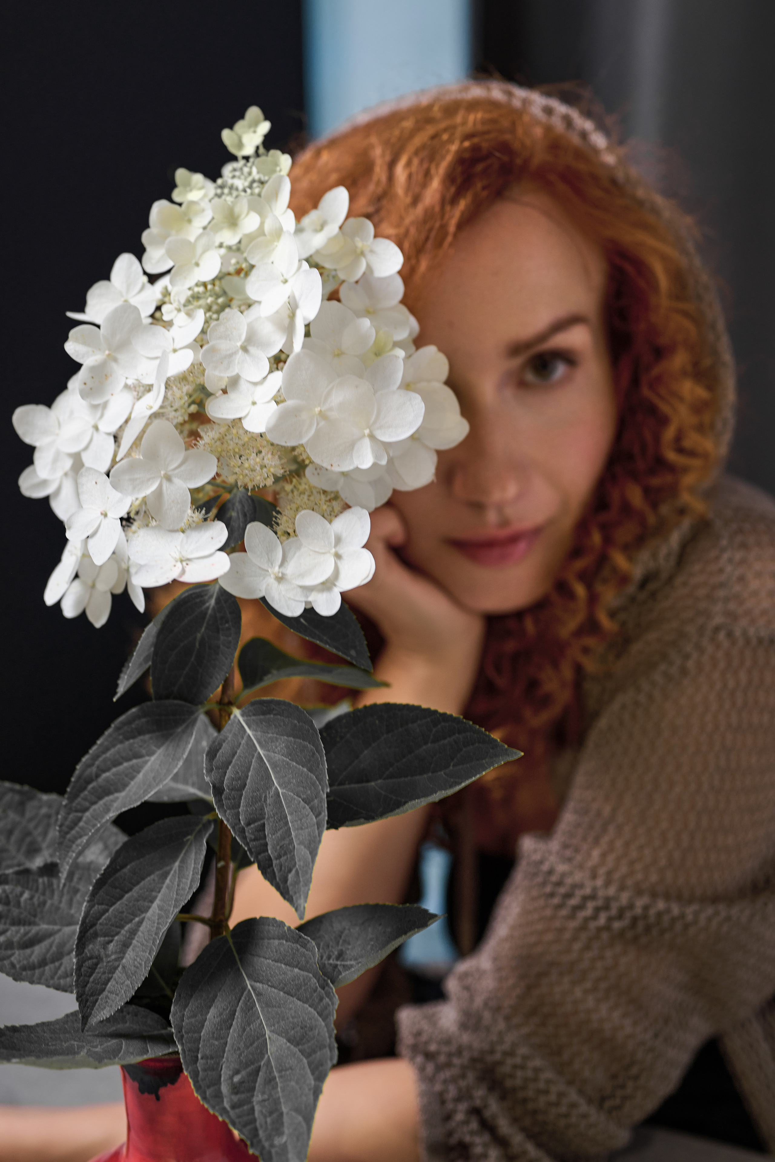 Съёмка девушки с цветком белой гортензии