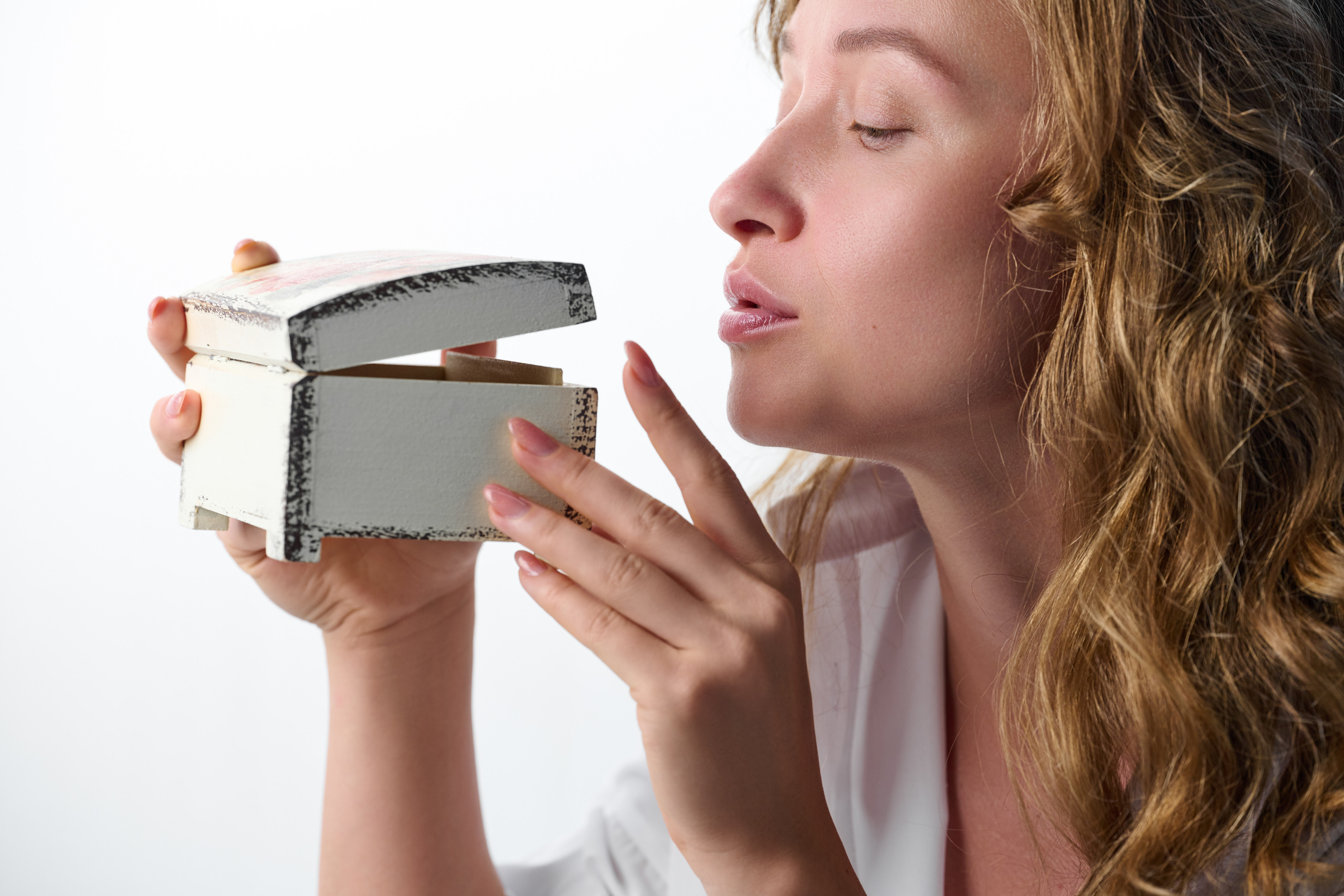 Фотосессия девушки с художественной постановкой рук