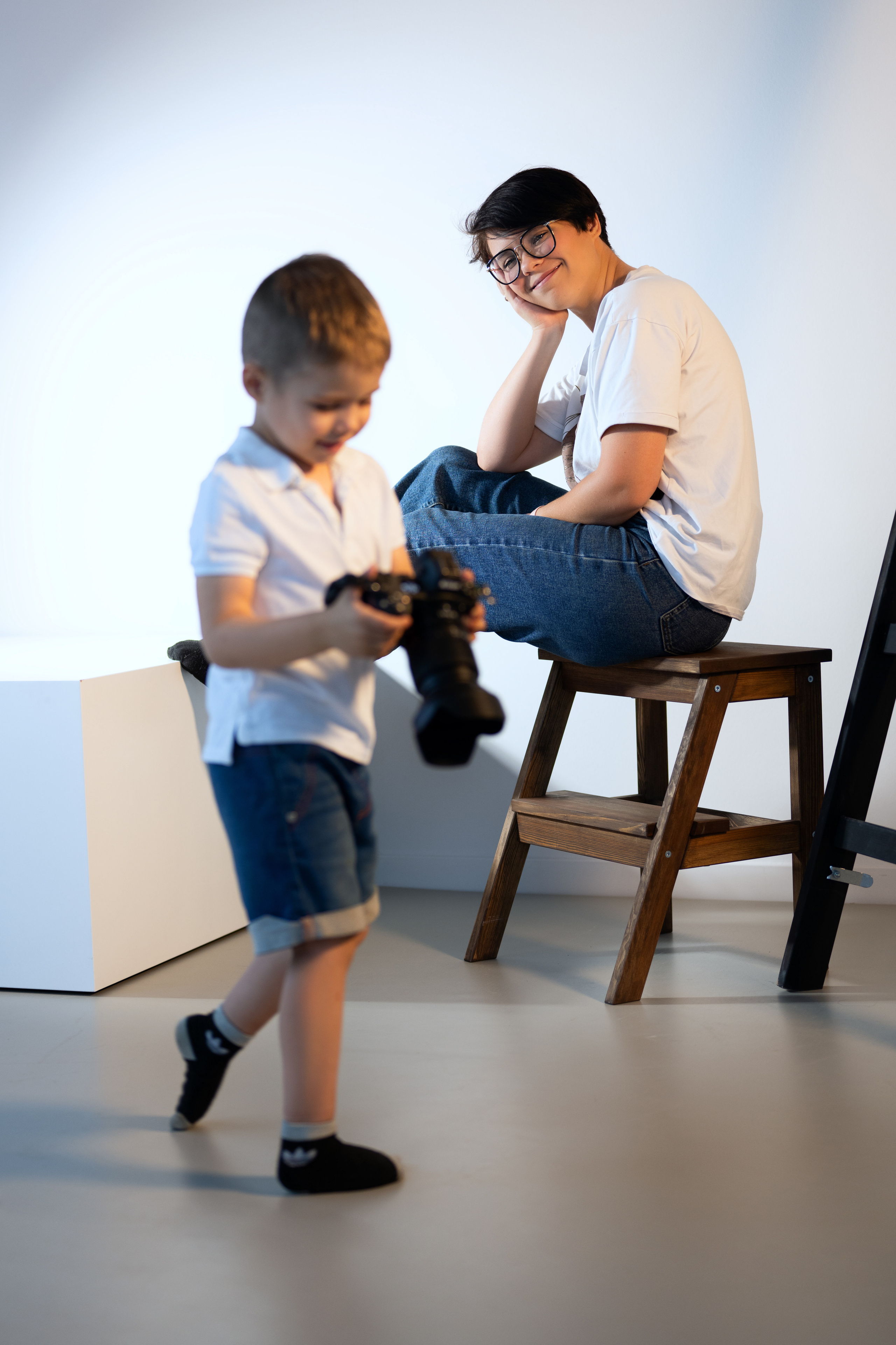 Студийная семейная съёмка мамы с сыном