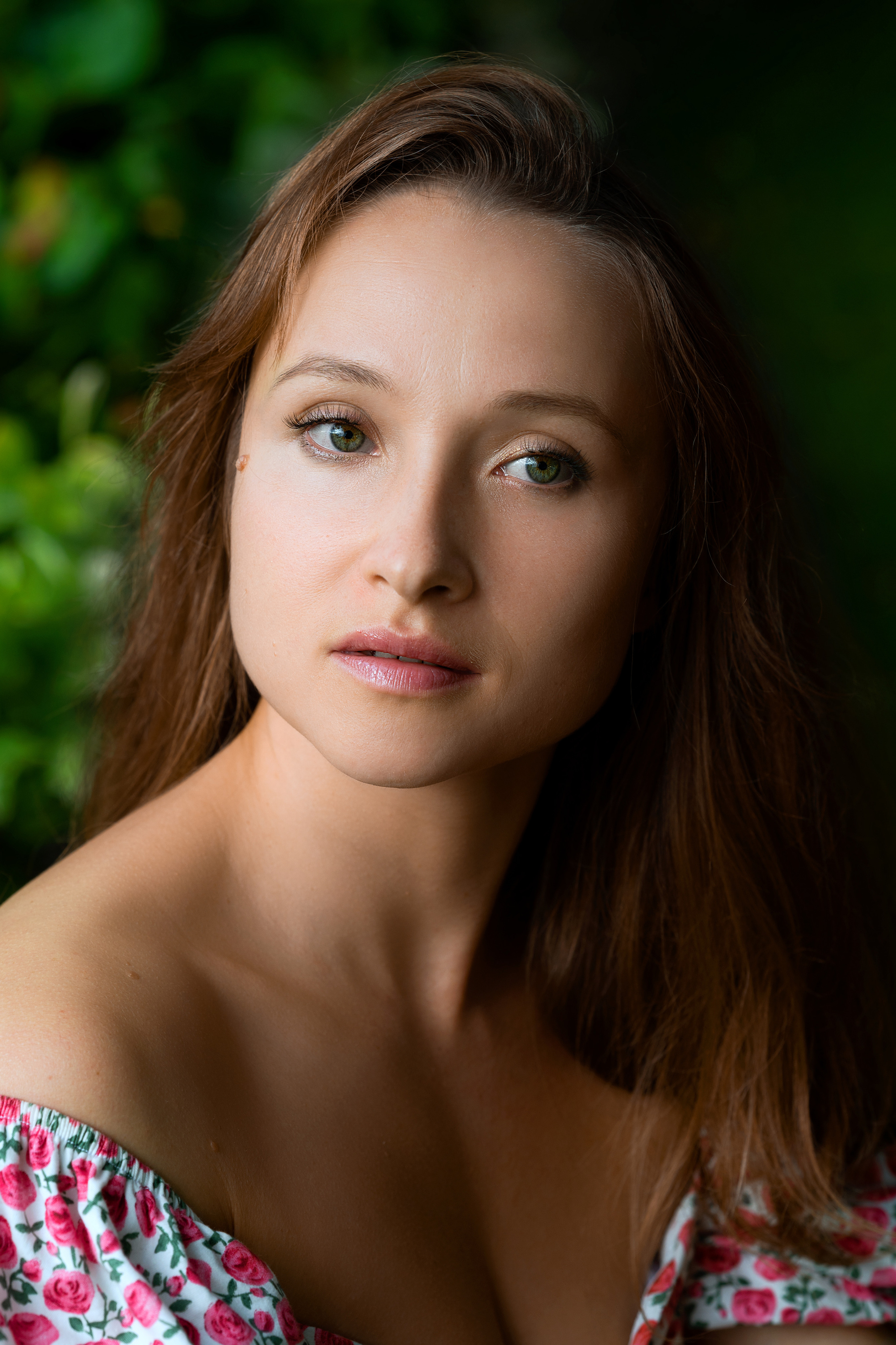 Фотосъёмка девушки на мосту в саду